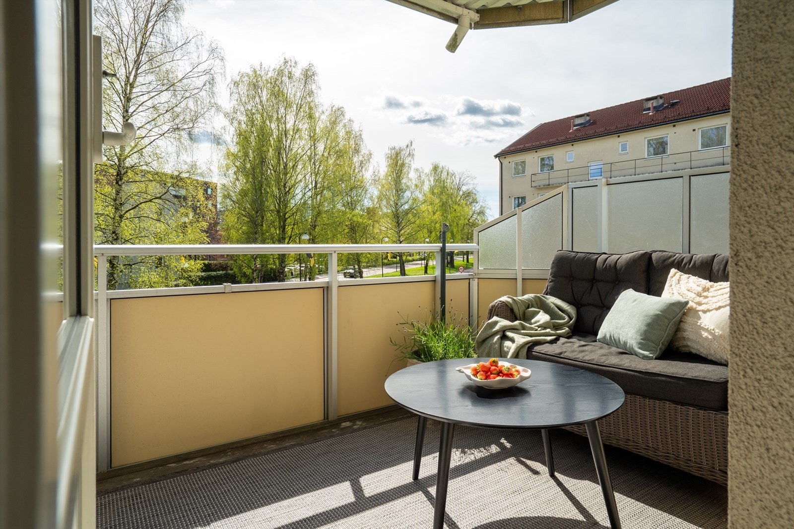 Fra stuen er det utgang til en sydvendt balkong på ca. 8 kvm med gode solforhold. Galleribilde