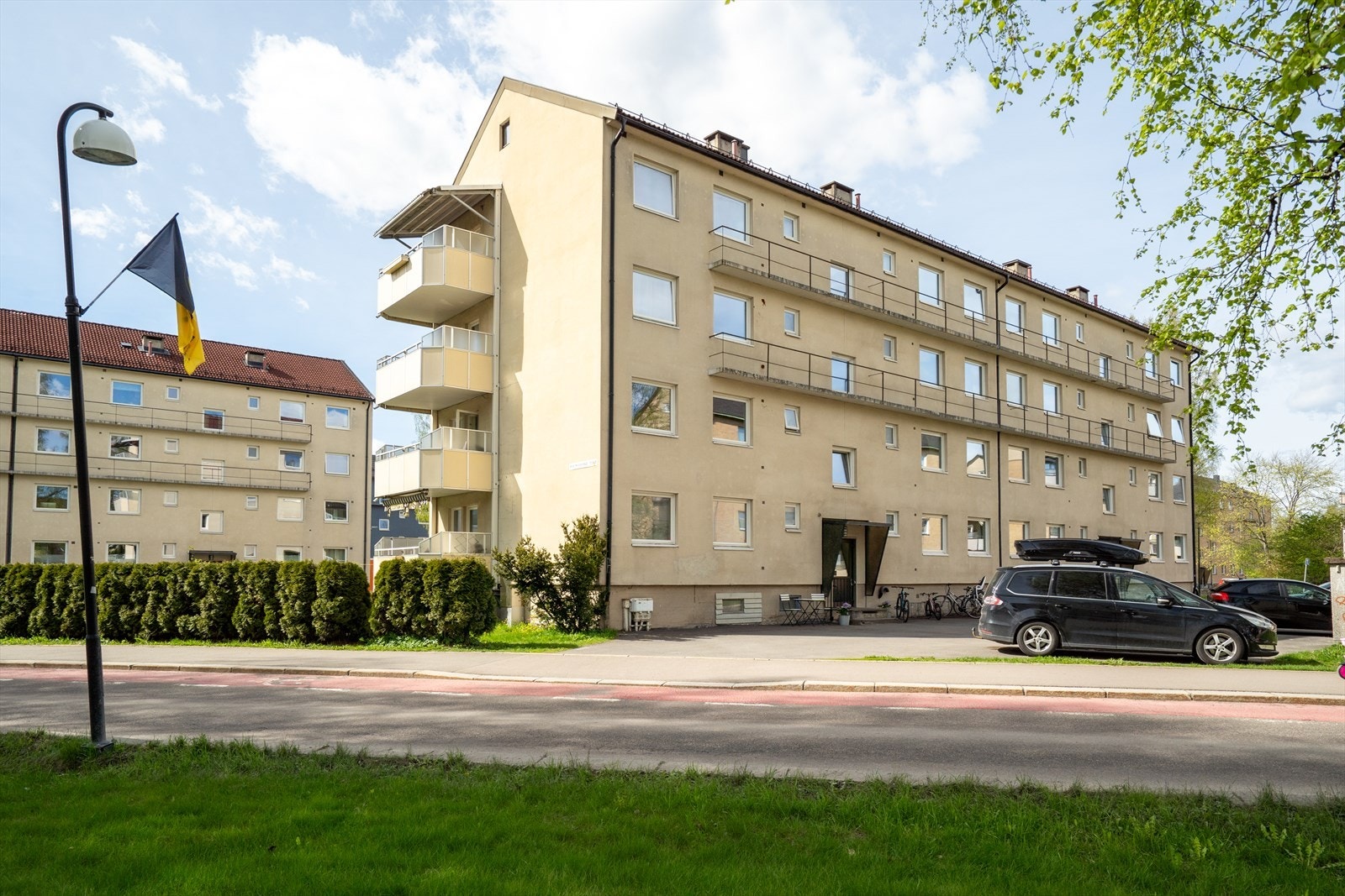 Bygget ligger kun 950 meter fra Torvet og har umiddelbar nærhet til bussholdeplass og nærbutikk. Galleribilde