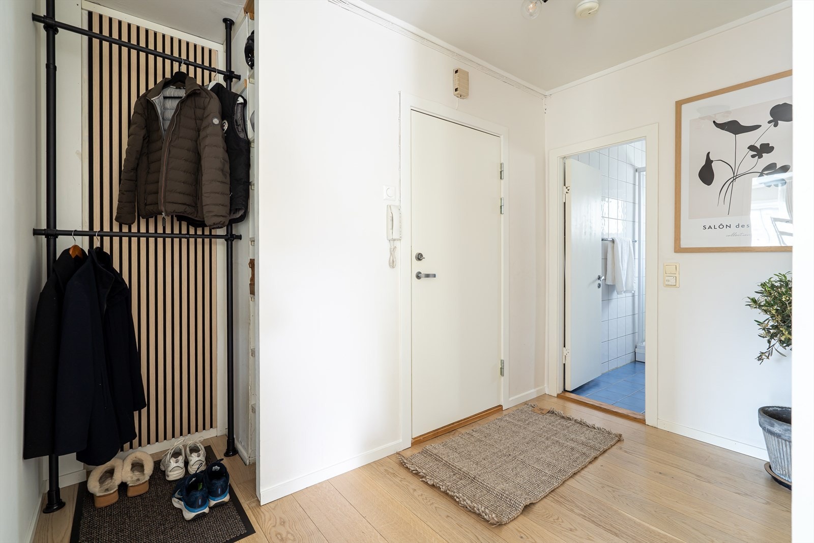 Velkommen inn i en romslig og lys endeleilighet med gode vindusflater på tre sider og lyse overflater som understreker den lette følelsen. Galleribilde