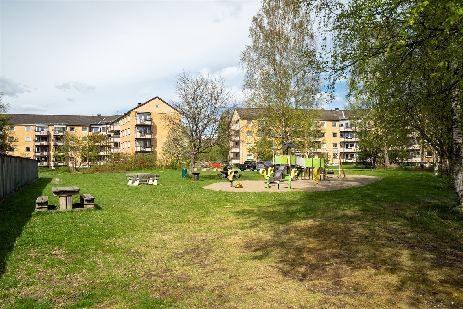 Her er det hekk, trær og prydvekster, samt benker, bord og lekeplass som skaper trivsel. Galleribilde
