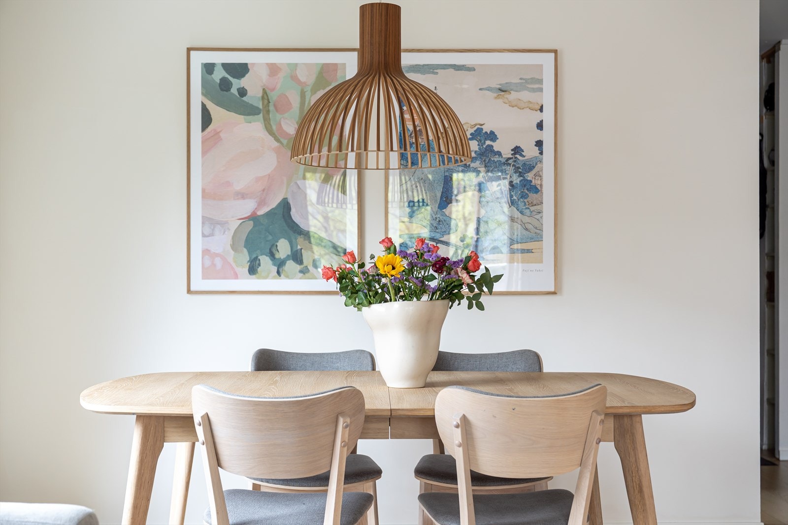 Rommet har pent parkettgulv i enstavs design, kombinert med lysmalte, glatte veggflater og hvitmalt himling med sort spotskinne. Galleribilde