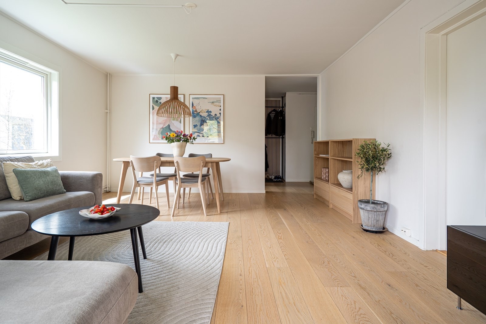 Stuen er lys og luftig med gode vindusflater mot syd og vest, samt utgang til en sydvendt balkong på ca. 8 kvm. Galleribilde