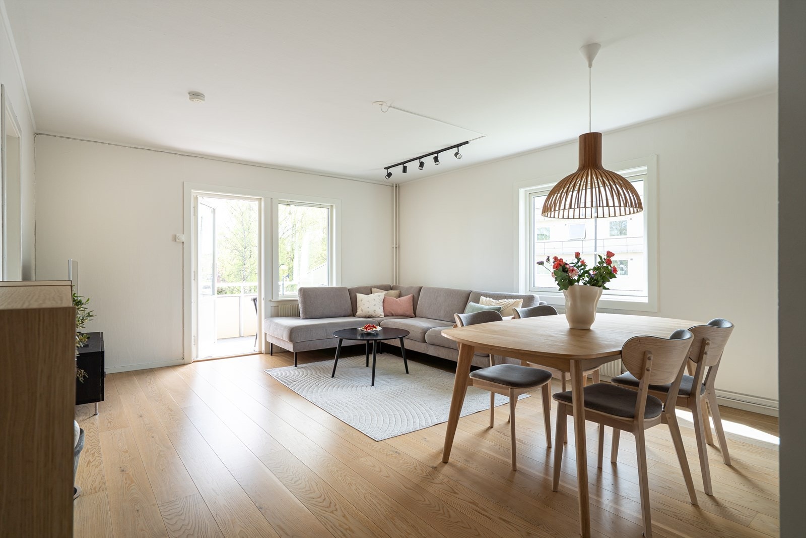 Det romslige arealet ligger dels åpent mot gangen og stuen lar seg enkelt møblere med både tv-lounge og spisebord. Galleribilde