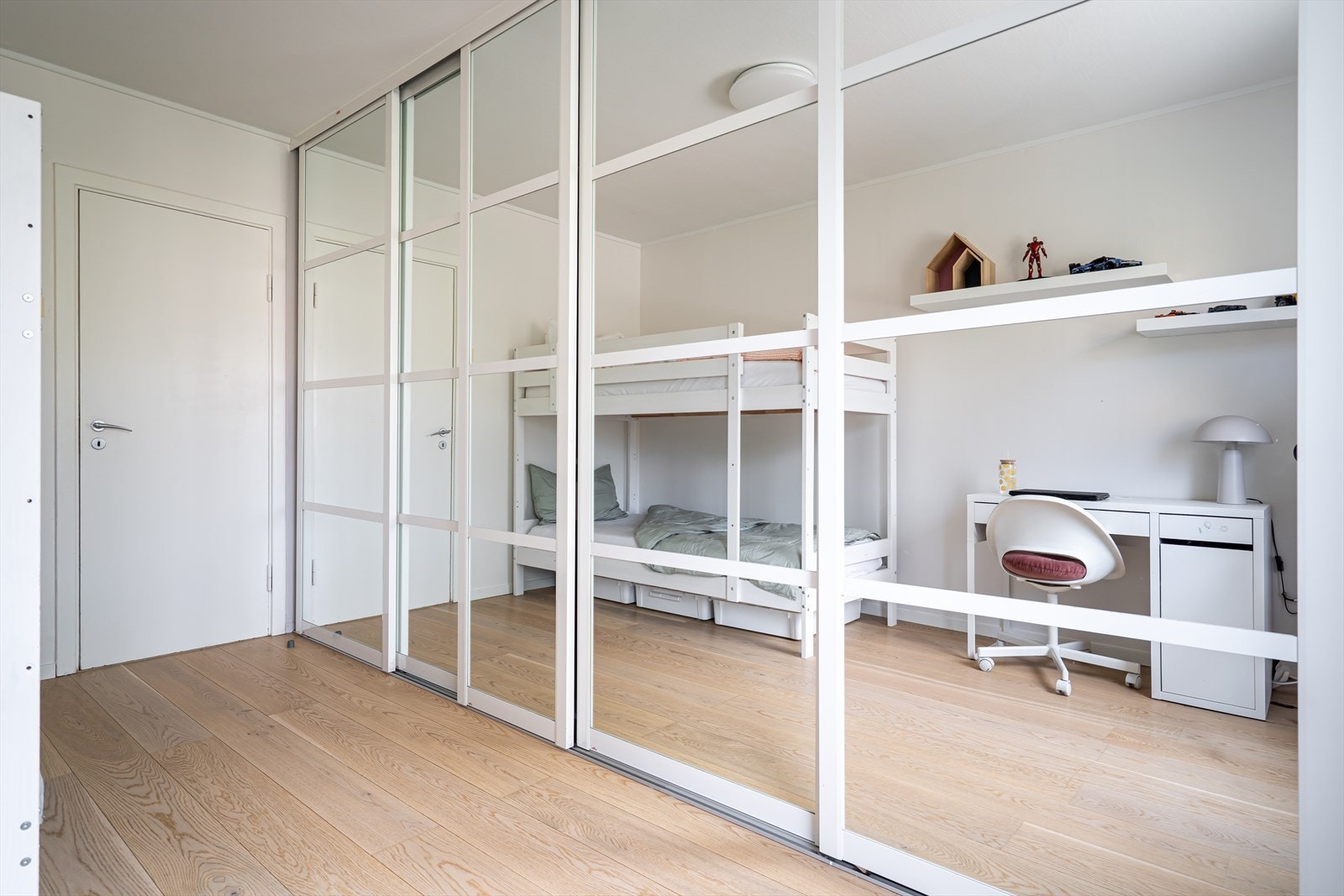 Leiligheten har ellers en garderobenisje i entreen og lagringsplass i bod på loft og i kjeller. Galleribilde