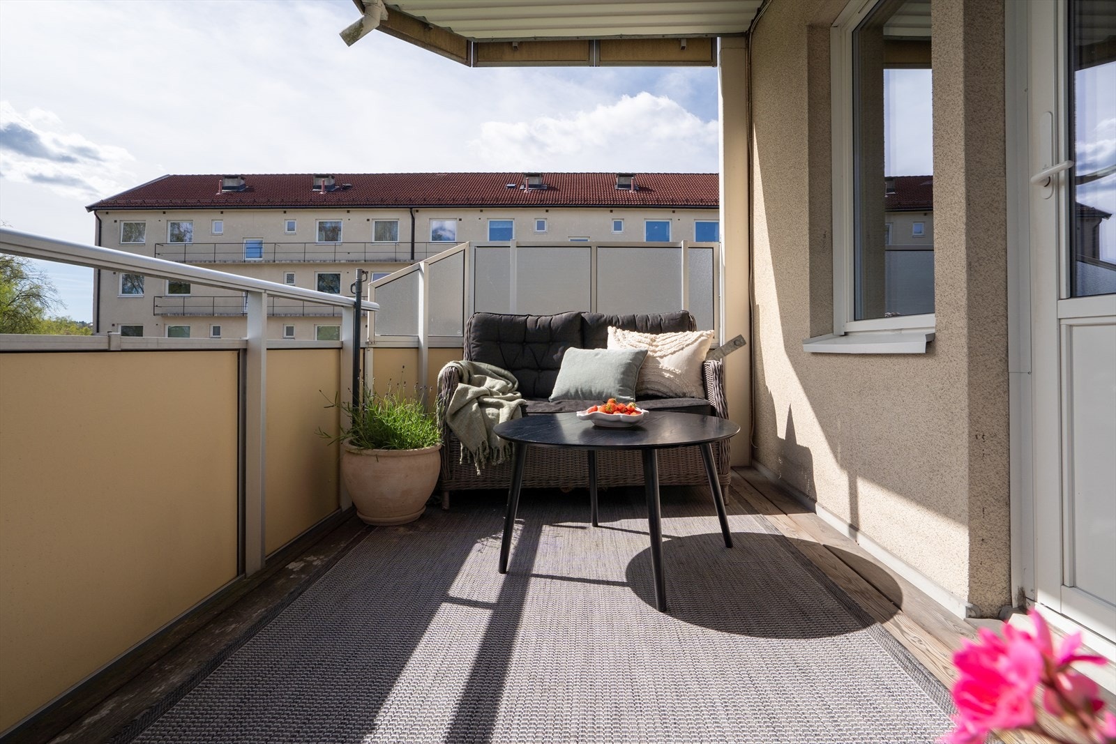 Leiligheten har en god internplassering på enden i andre etasje. Galleribilde