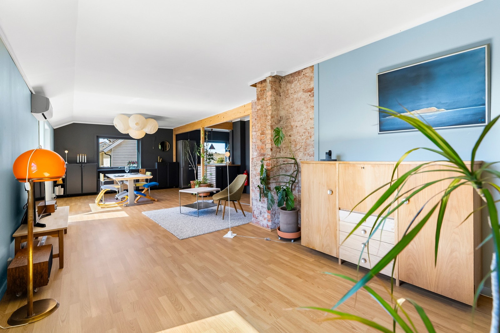 Vegger mellom kjøkken, gang og spisestue ble fjernet i 2018 for å skape en åpen planløsning. Galleribilde