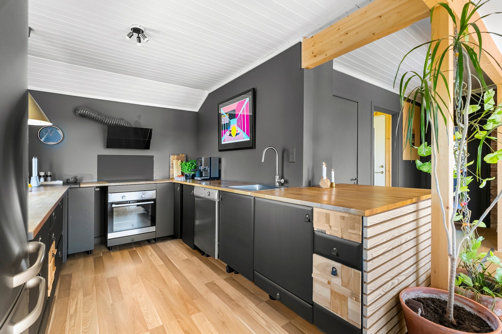 Kjøkkenventilator med avtrekk ut sikrer god luftkvalitet. Galleribilde