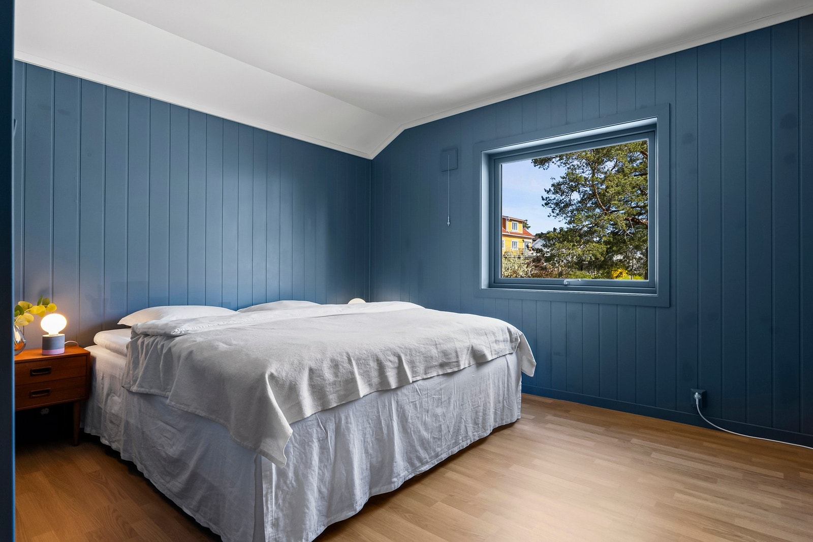 Soverommet har en god størrelse som gir plass til både dobbeltseng og oppbevaringsmøbler. Galleribilde