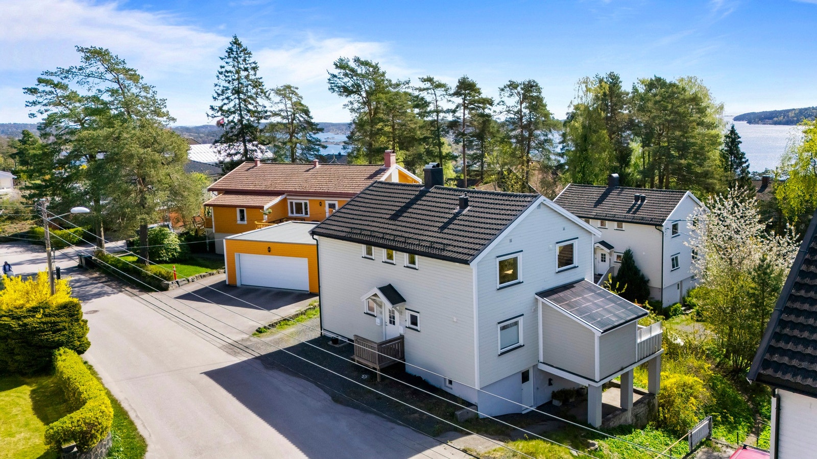 Flott tomannsbolig med gode solforhold og sjøutsikt. Leiligheten ligger i byggets andre etasje. Galleribilde