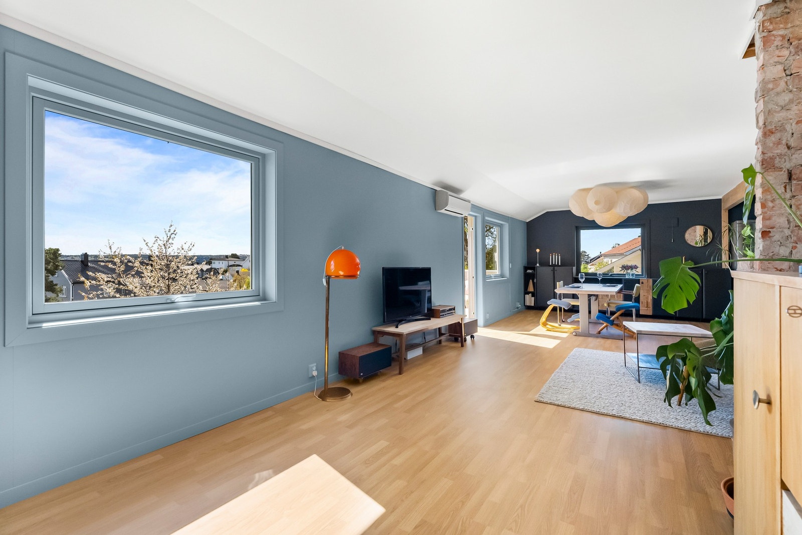 De store vinduene i stuen slipper inn rikelig med dagslys. Galleribilde