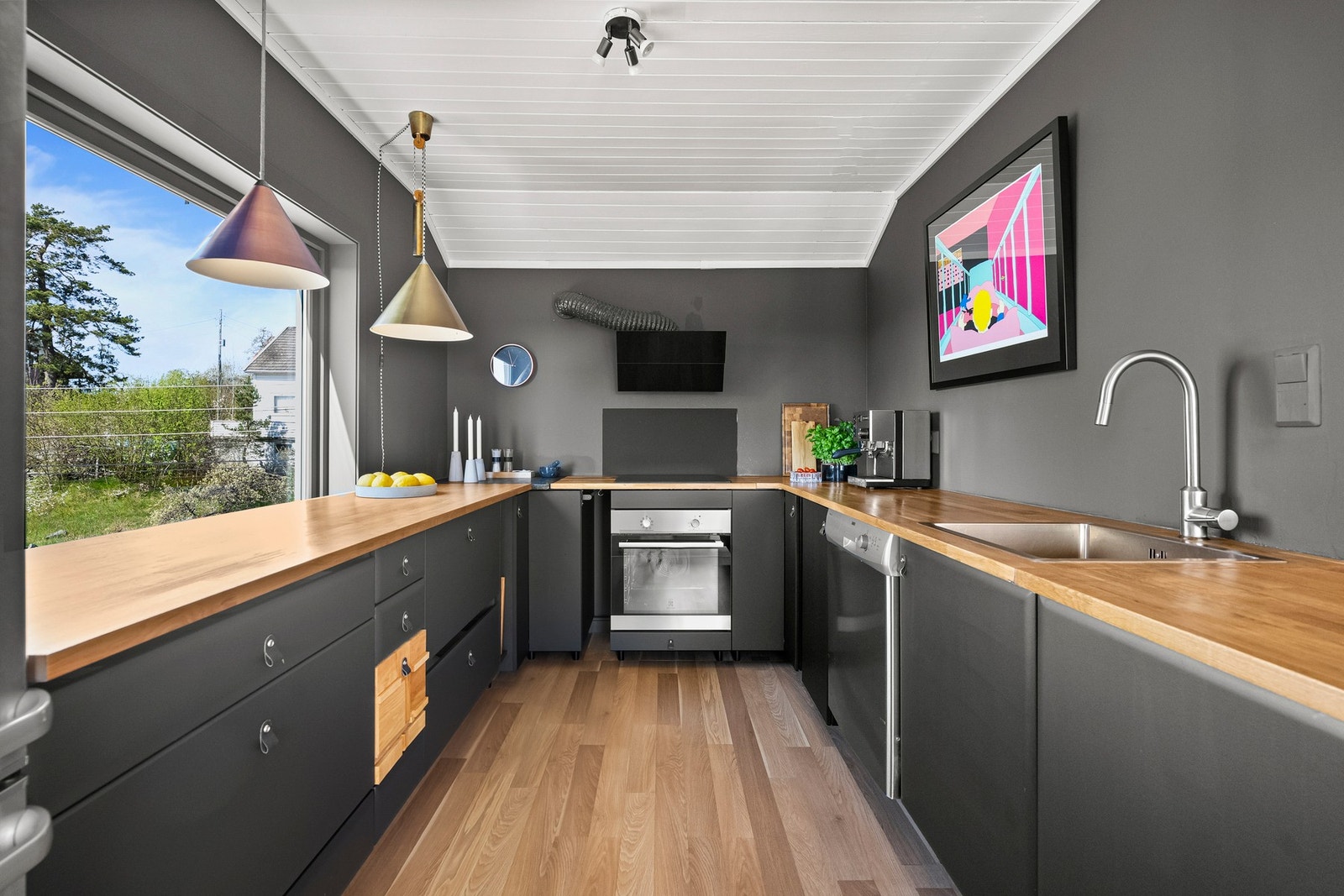 Kjøkkenet har en praktisk og effektiv planløsning med god utnyttelse av plassen. Galleribilde