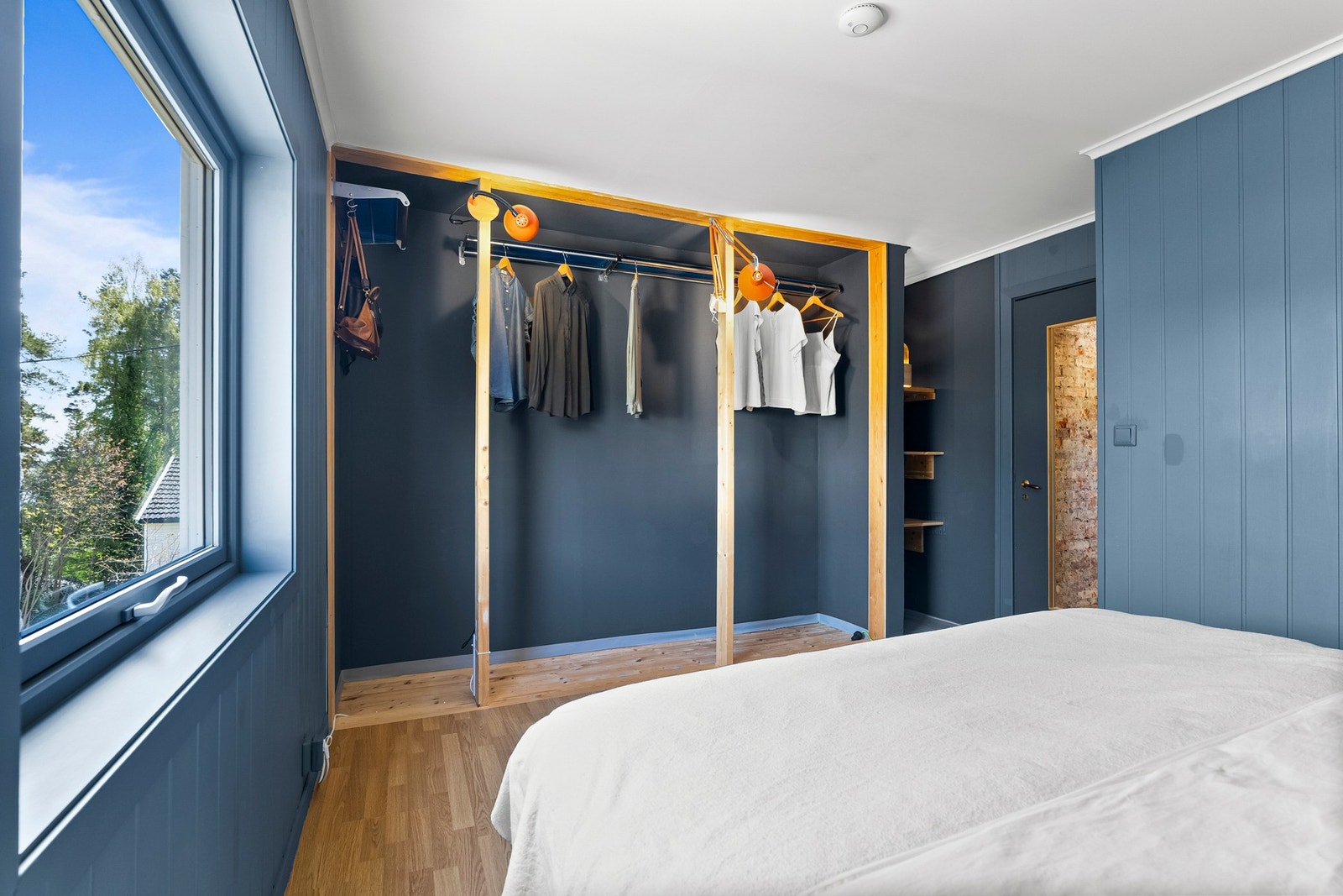 God plass til oppbevaring av klær på soverommet. Galleribilde