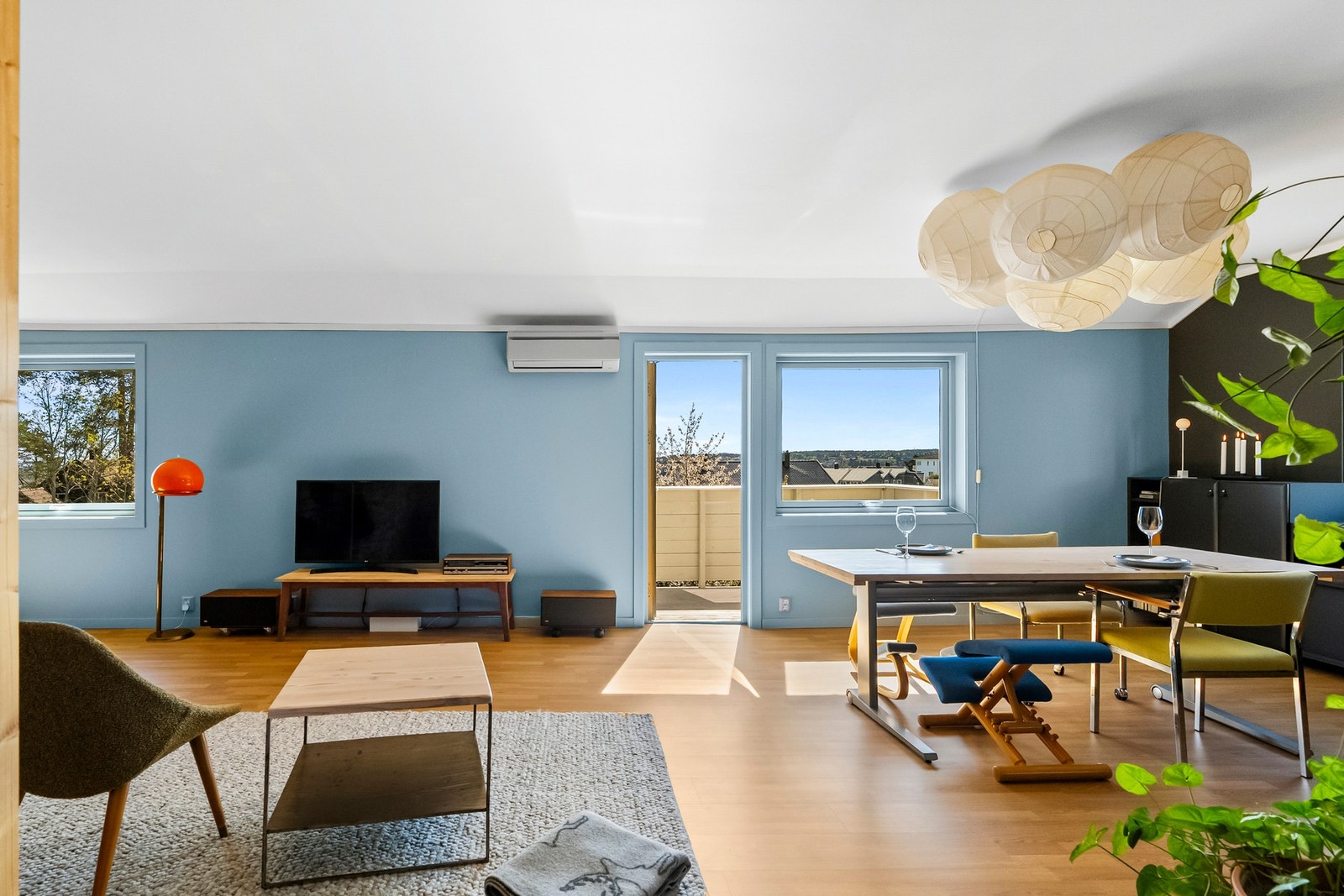 Leiligheten har åpen stue- og kjøkkenløsning med moderne innredning og naturlig lysinnfall. Galleribilde