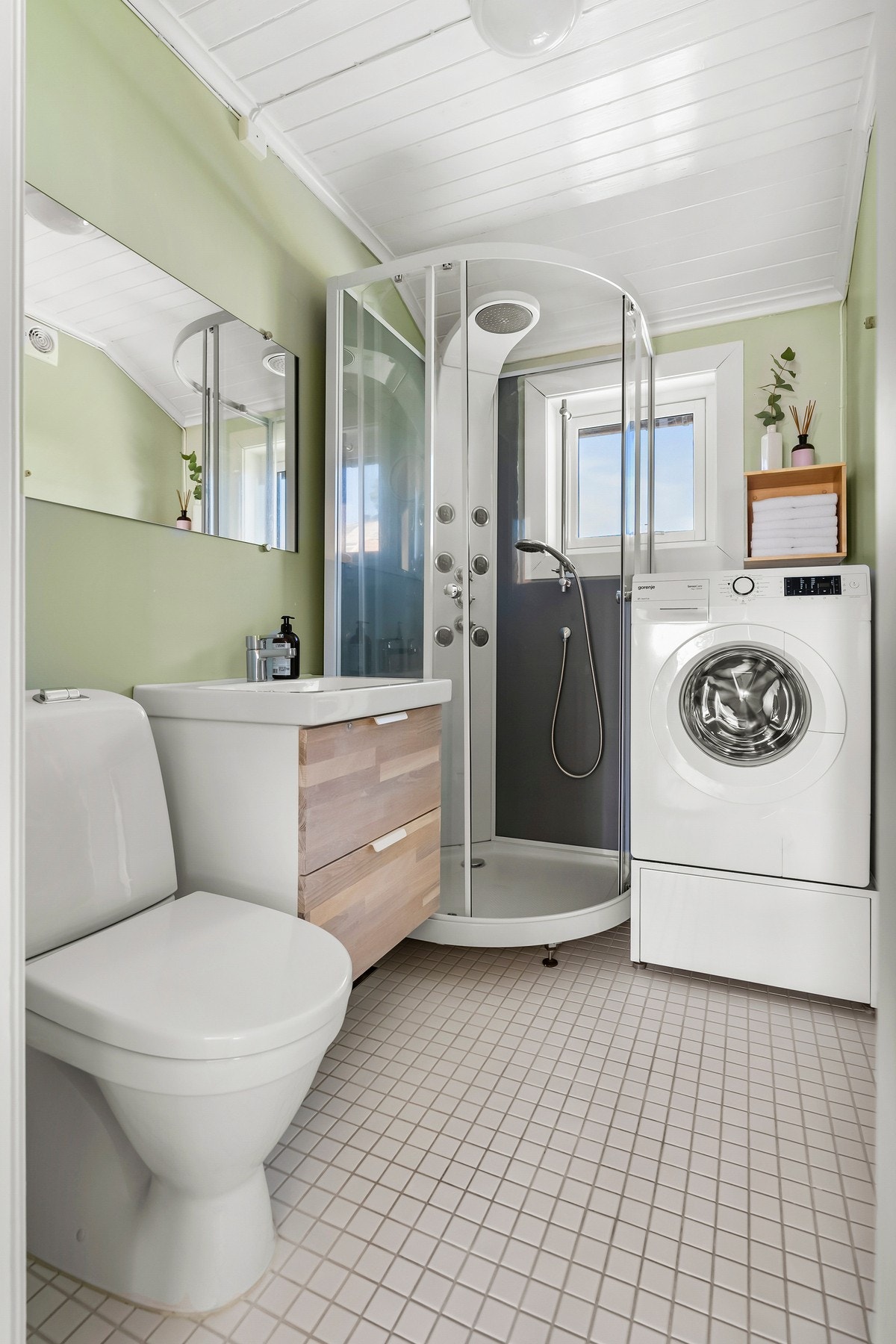 Bad fra 2016. Her får du vask med innredning, toalett, dusjkabinett og opplegg for vaskemaskin. Galleribilde