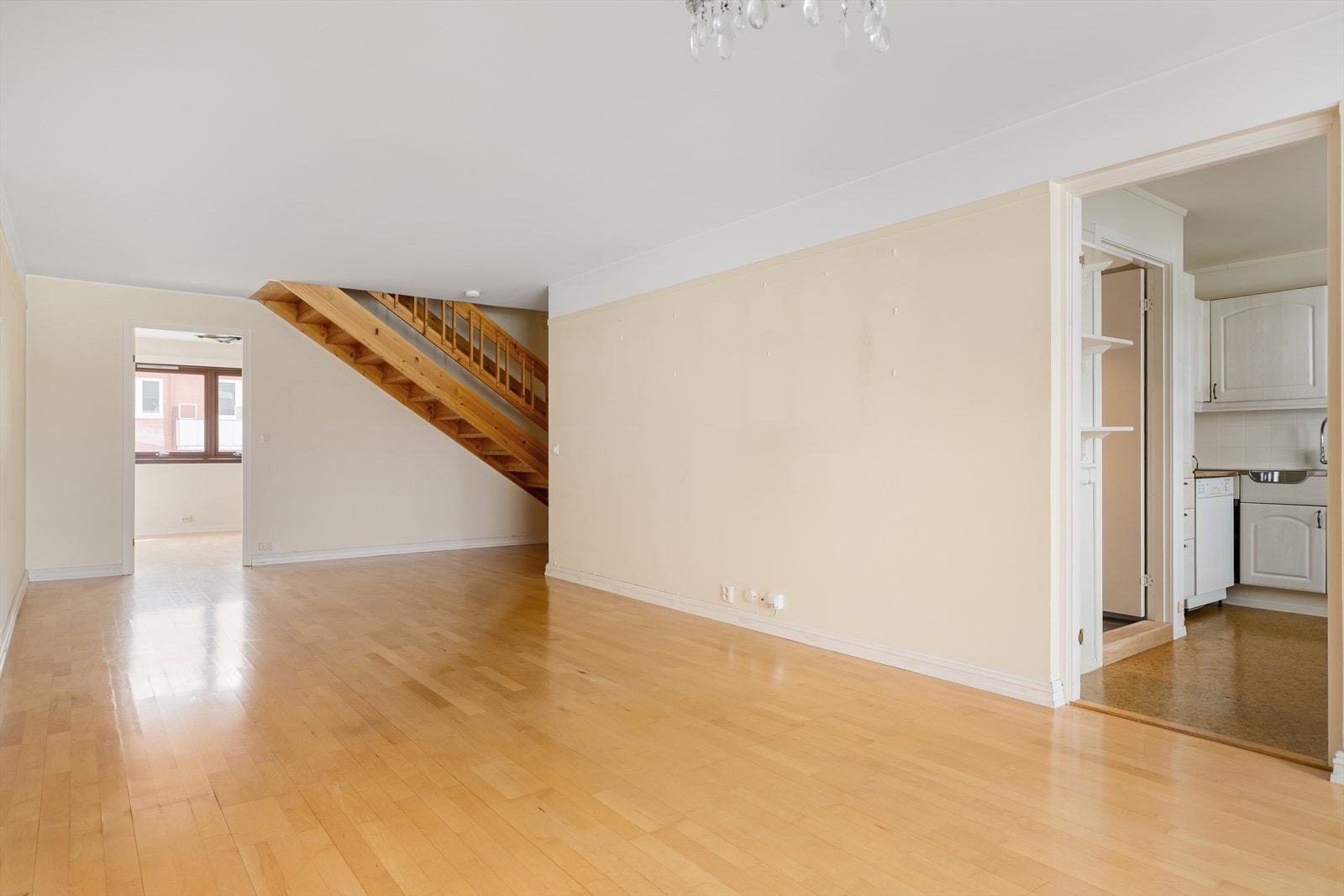 Rommets åpne utforming gjør det enkelt å møblere etter ønske, og her ligger alt til rette for både avslapning og sosialt samvær. Galleribilde