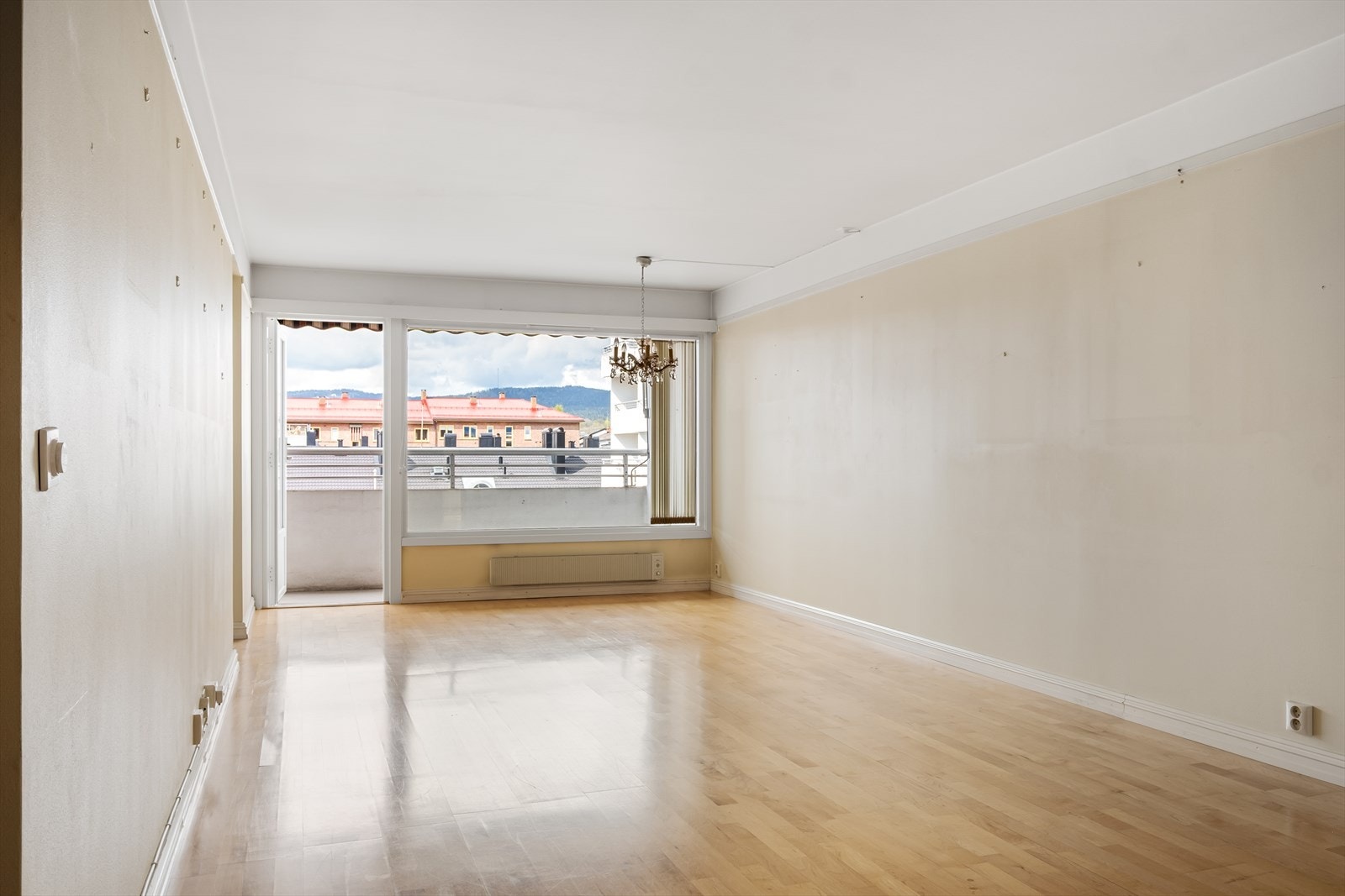 De store vindusflatene slipper inn rikelig med naturlig lys gjennom dagen og gir en luftig og behagelig atmosfære. Galleribilde