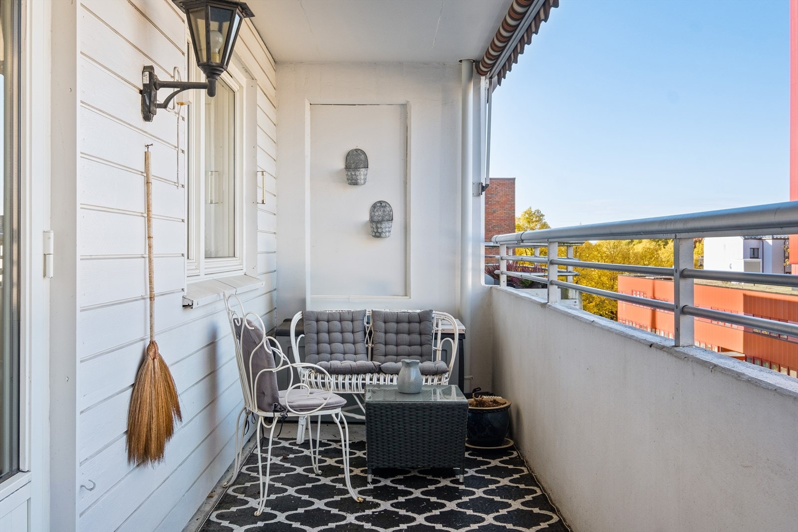 Det er plass til hyggelig cafésett og diverse beplantning Galleribilde