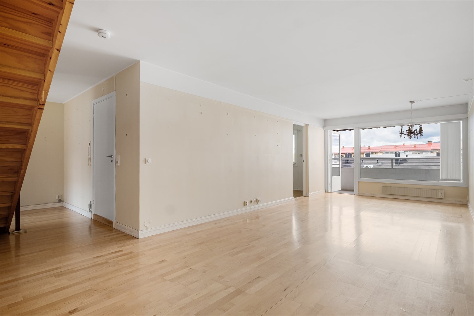 Romslig stue med god plass til sofaseksjon med tilhørende møblement, TV-benk og spisebord. Galleribilde