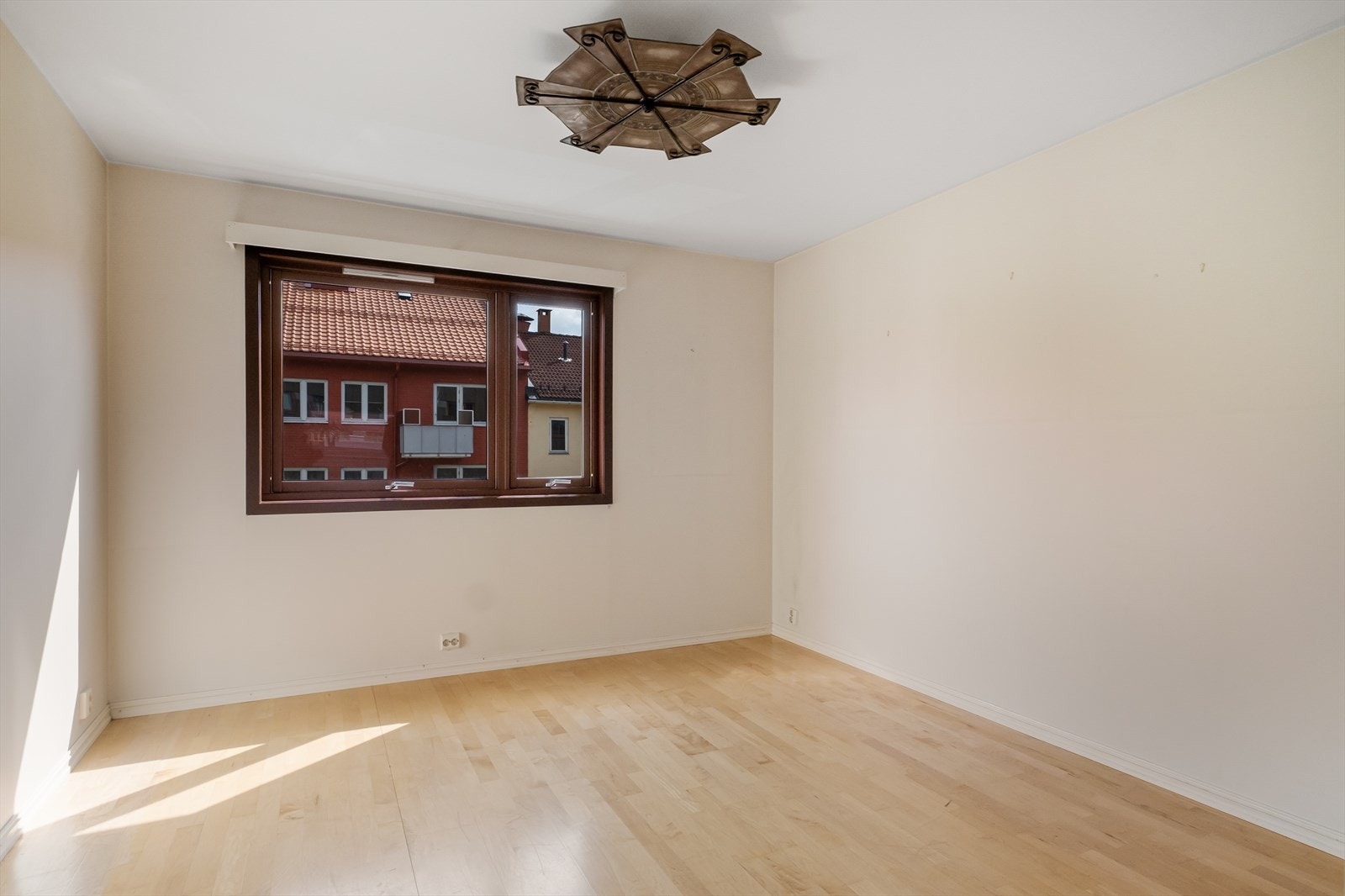 Soverom nr 2 er også av god størrelse med god plass til dobbeltseng og garderobeløsning. Galleribilde