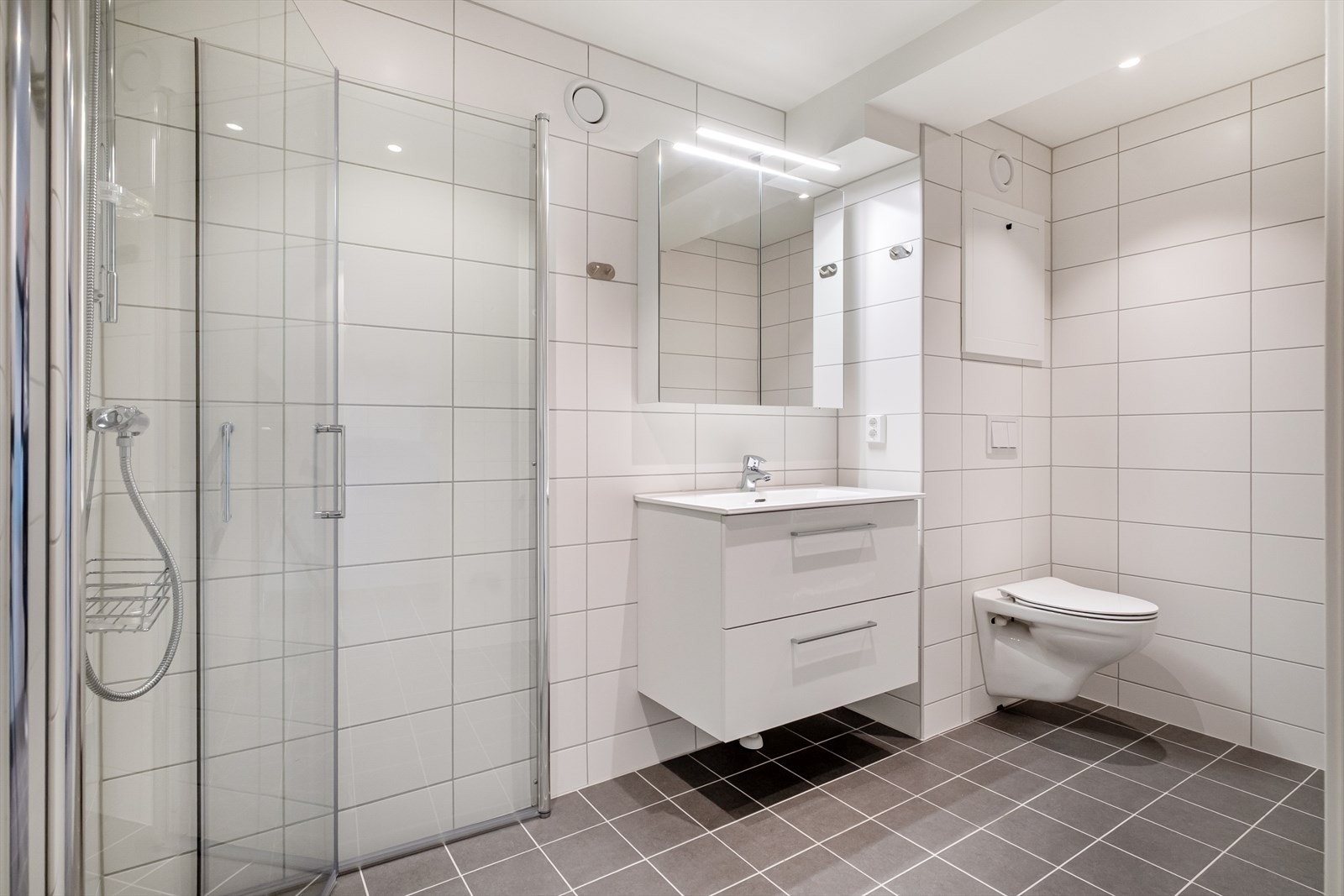 Flislagt baderom med varme i gulvet Galleribilde