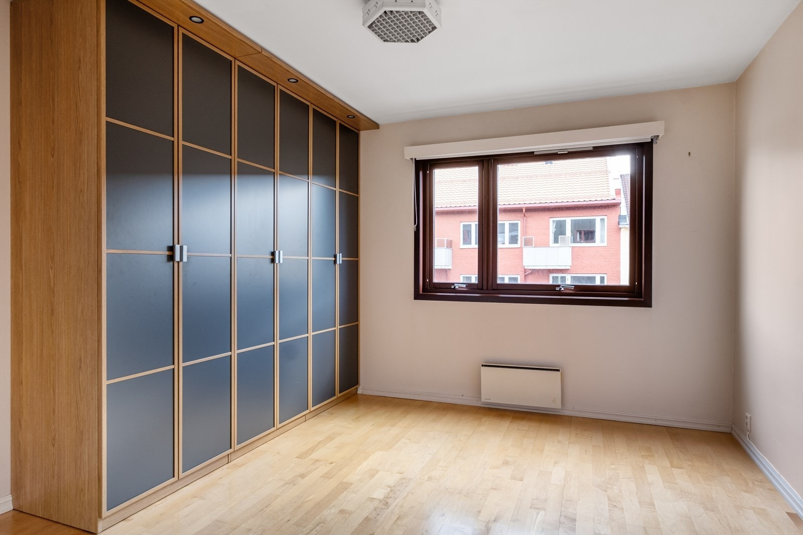 Romslig hovedsoverom med god plass til dobbeltseng og garderobeløsning. Galleribilde