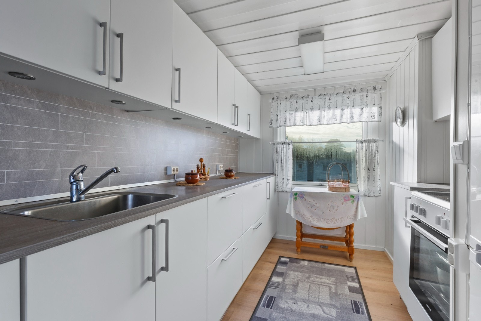 Pent kjøkken fra 2015 med slette fronter Galleribilde