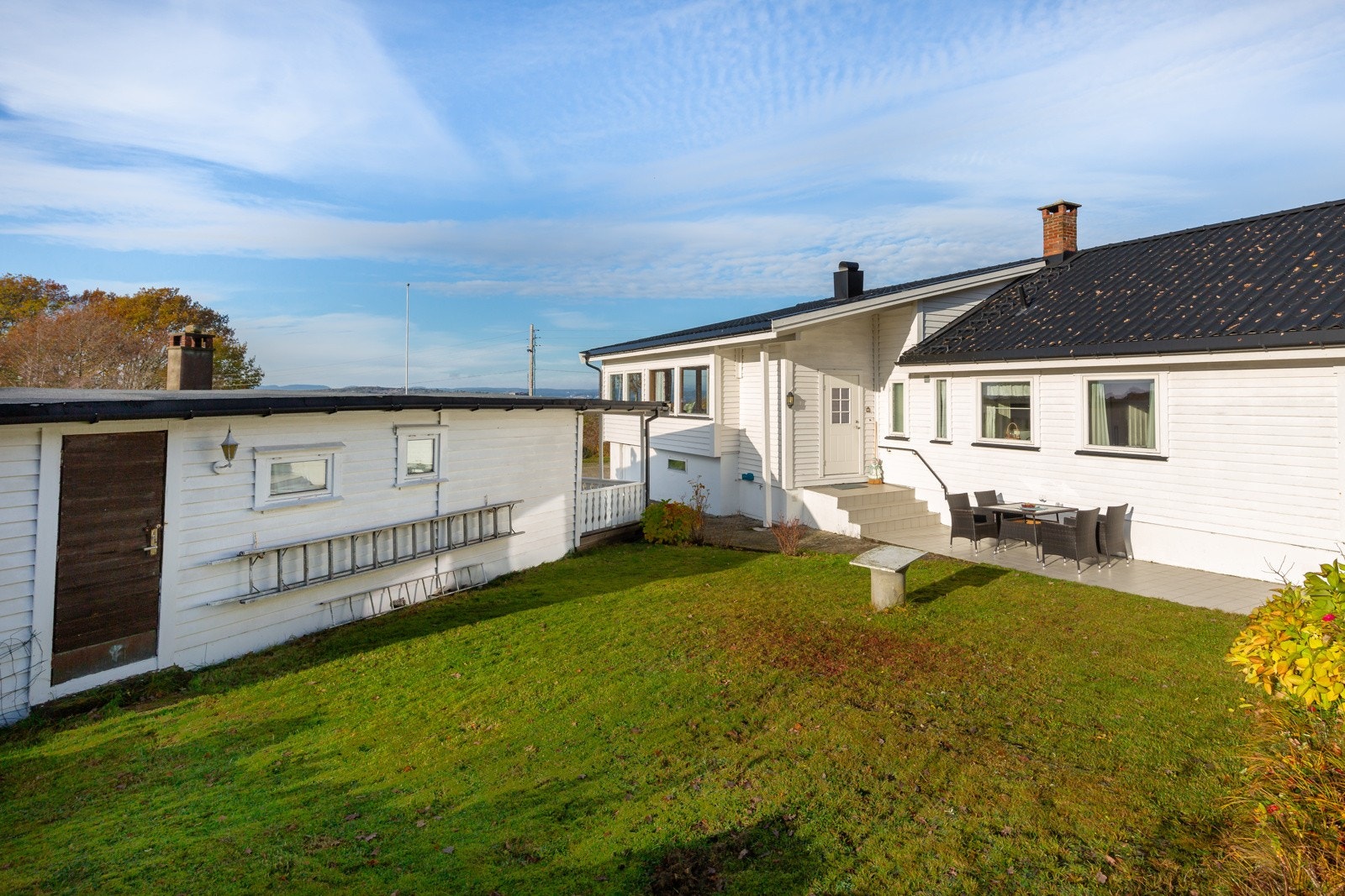 Skjermet og pen hage som gir ly for vær og vind Galleribilde