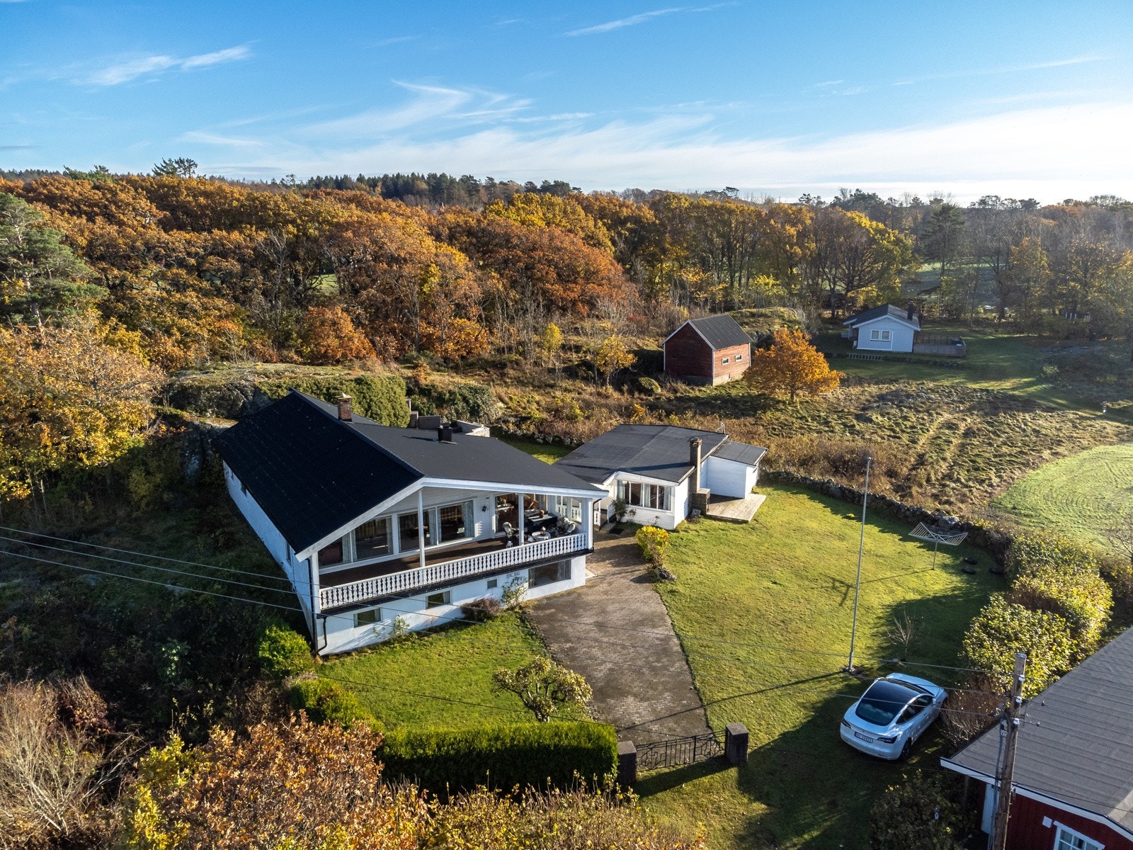 Usjenert og fantastisk beliggenhet med bilvei helt til hyttevegg. Galleribilde