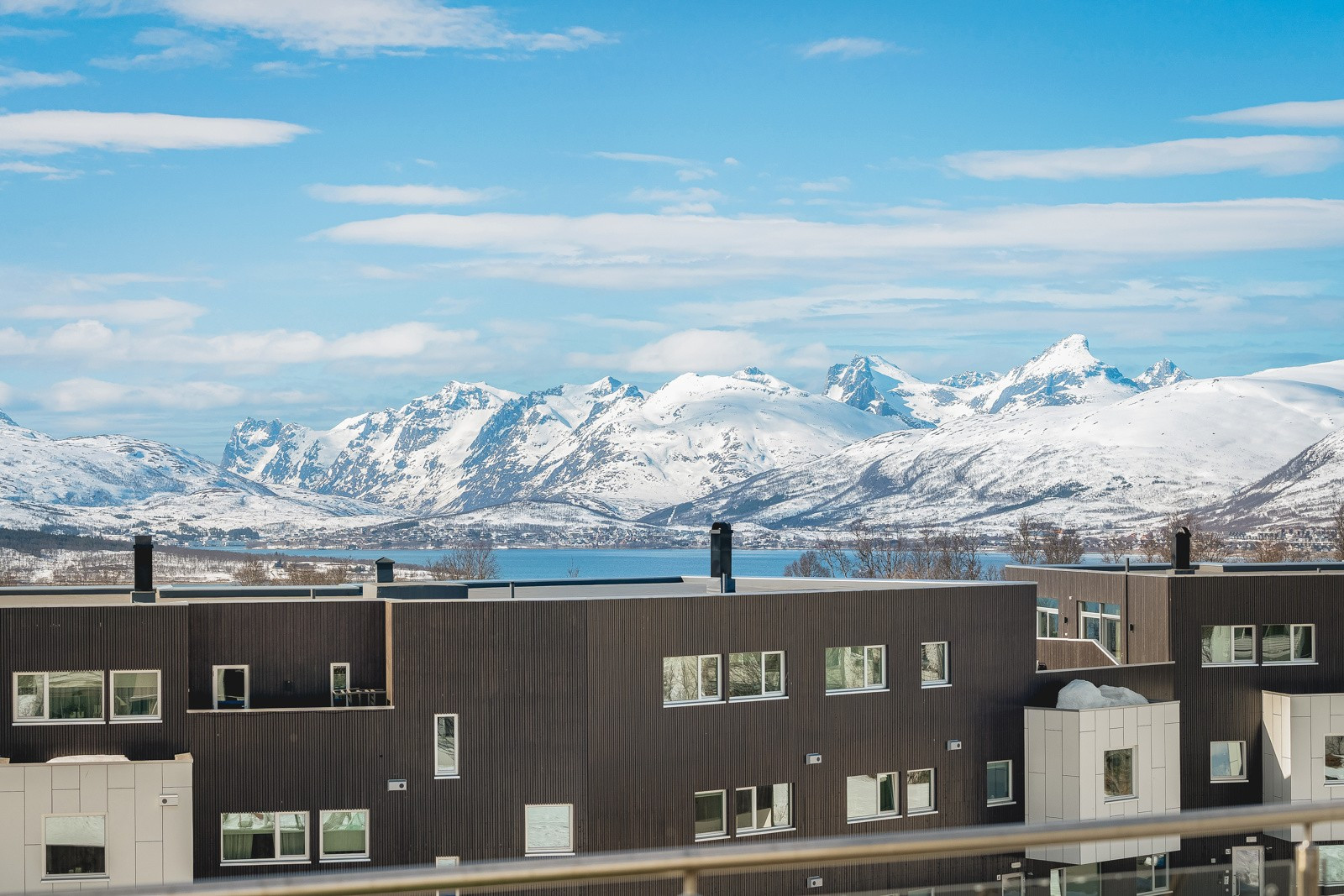 Nydelig vestvendt utsikt mot Kvaløya og fjellkjedene der