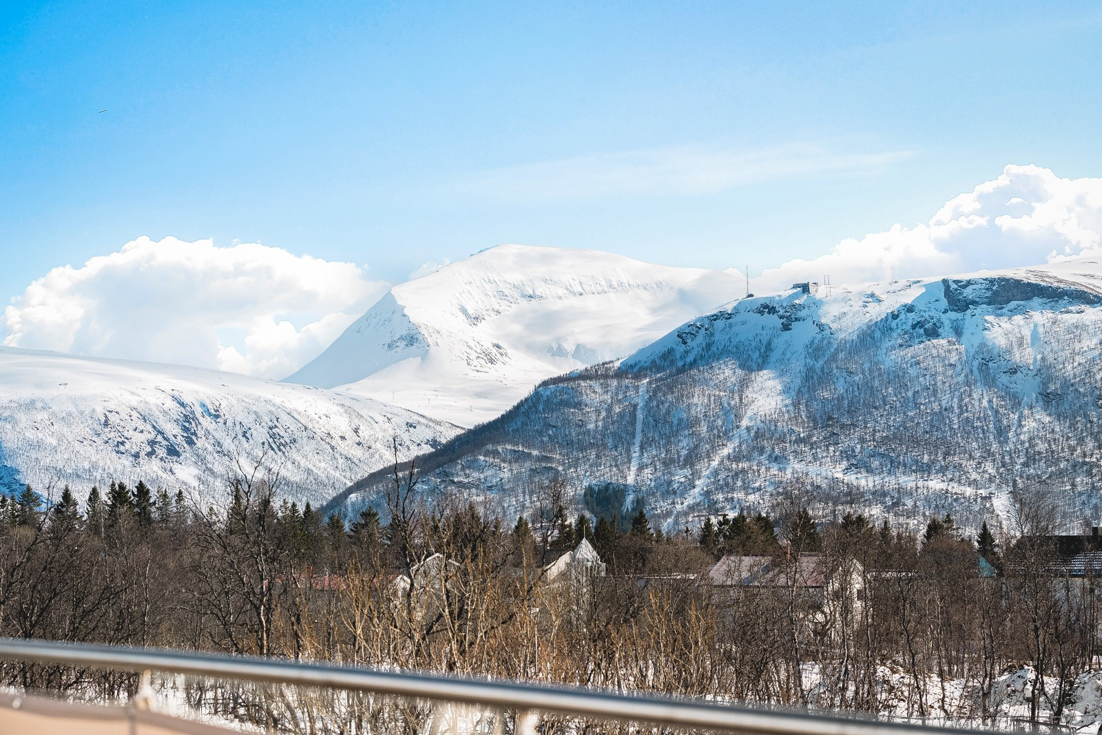 Strålende utsikt mot øst og fastlandet, Fjellheisen og Tromsdalstinden