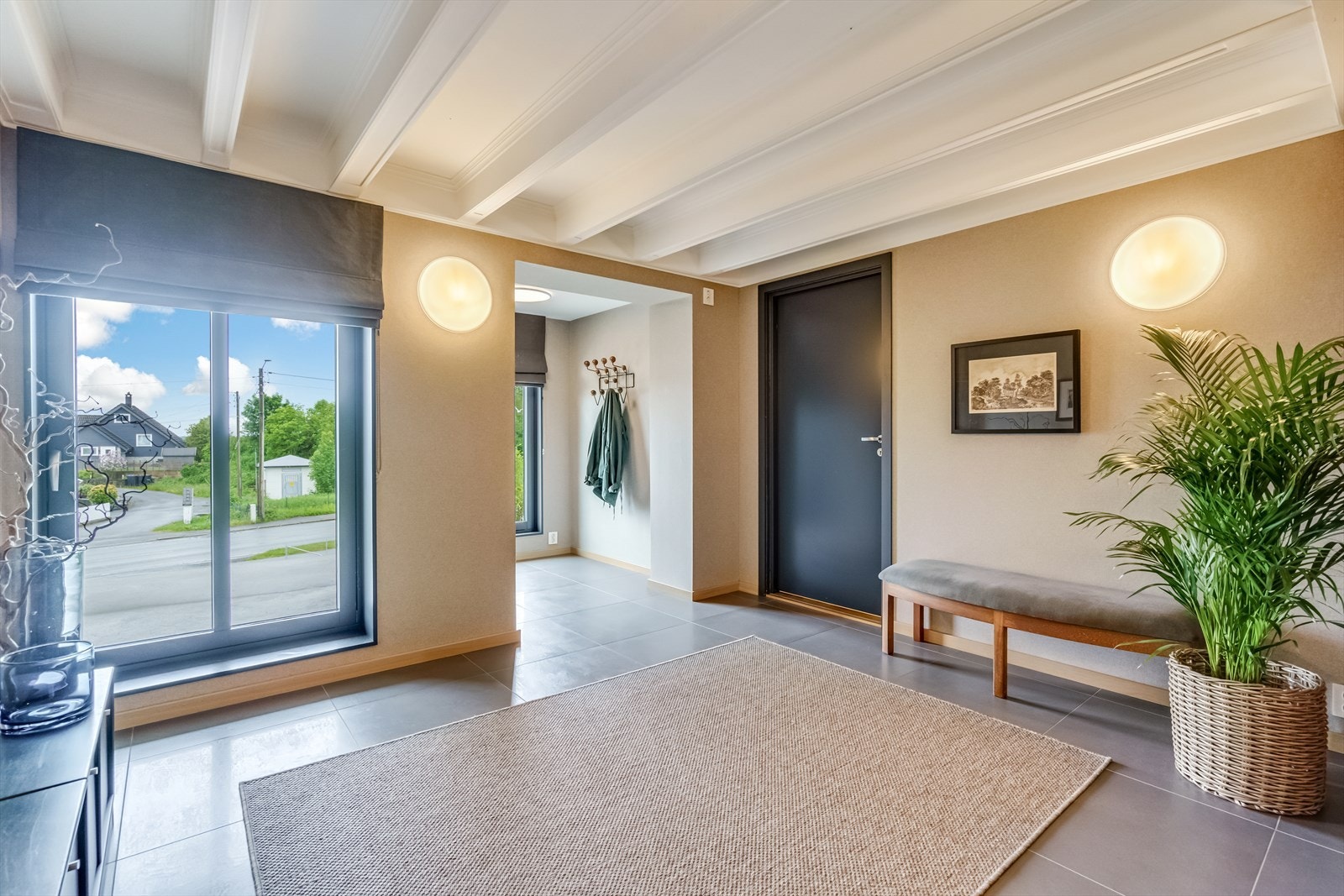 Inngang til flott hall med 60*60 fliser og varmekabler på gulv. Galleribilde