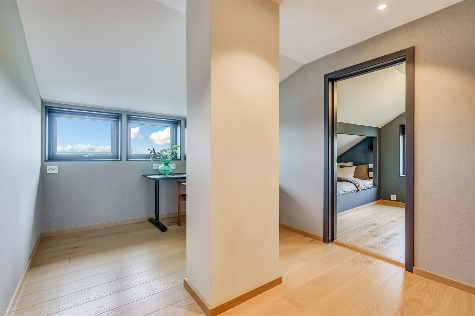 Loftstue med utsikt til Karmsund bro i sør og til havet i nord Galleribilde