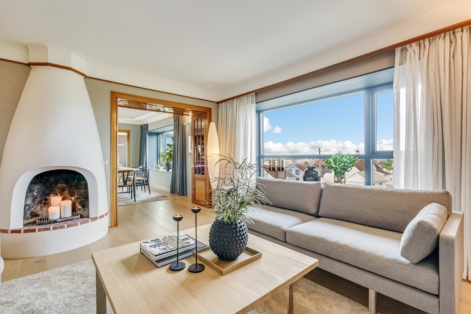 Breie vinduskarmer for potteplanter i vindu Galleribilde