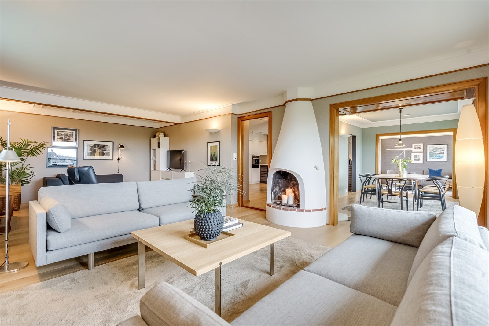 Storstue med åpen peis Galleribilde