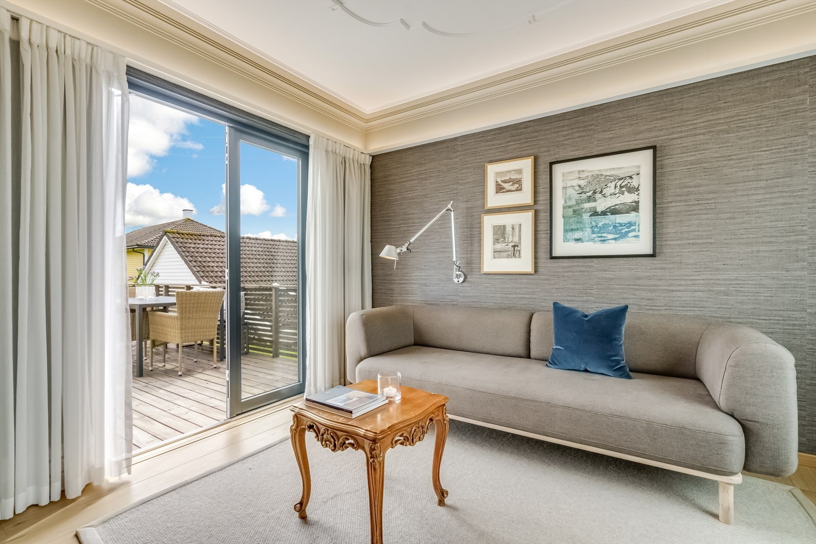 TV stue som har utgang til treterrasse og hage på baksiden av boligen. Galleribilde