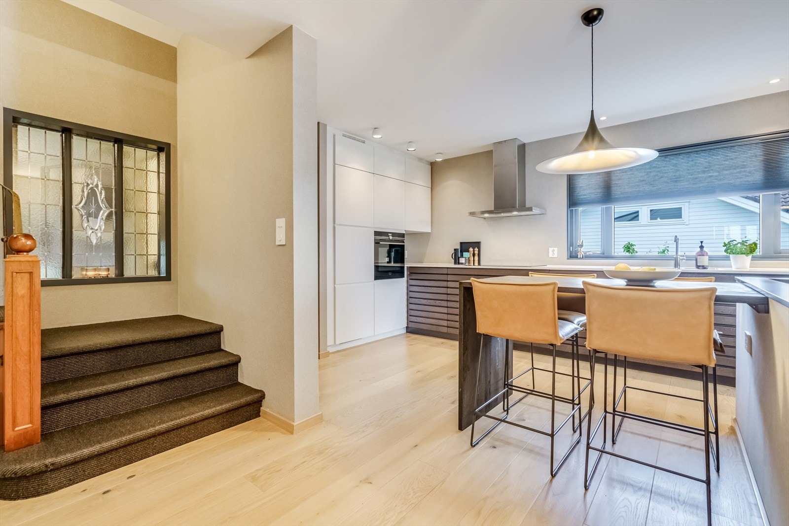 Trapp med Sisal Rib teppe videre opp fra kjøkkenet til loftstue Galleribilde