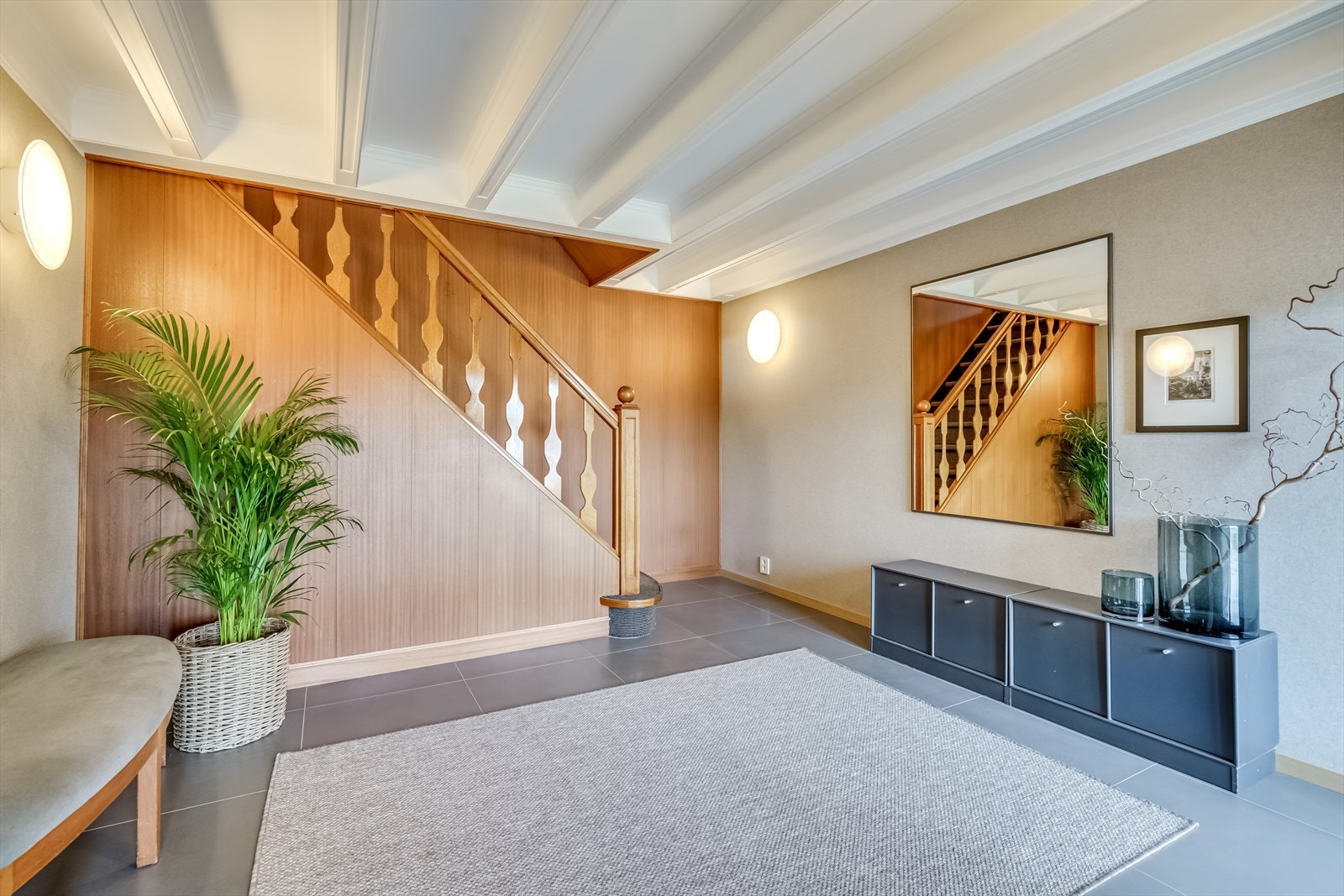 Hall med 60*60 fliser på gulv og trapp opp til hovedetasjen. Galleribilde