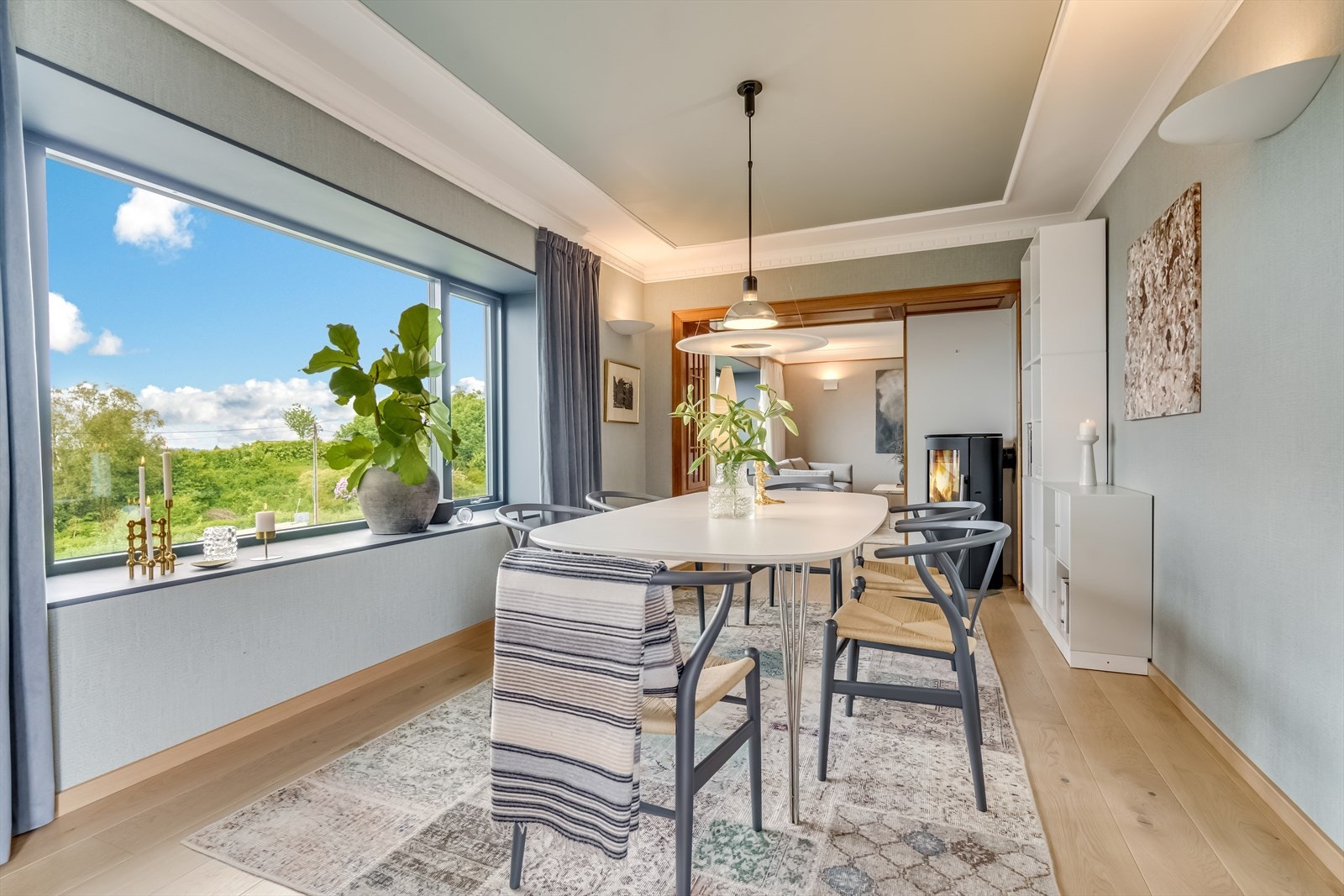 Spisestue med vedovn med glassfront og nydelig listverk. Galleribilde