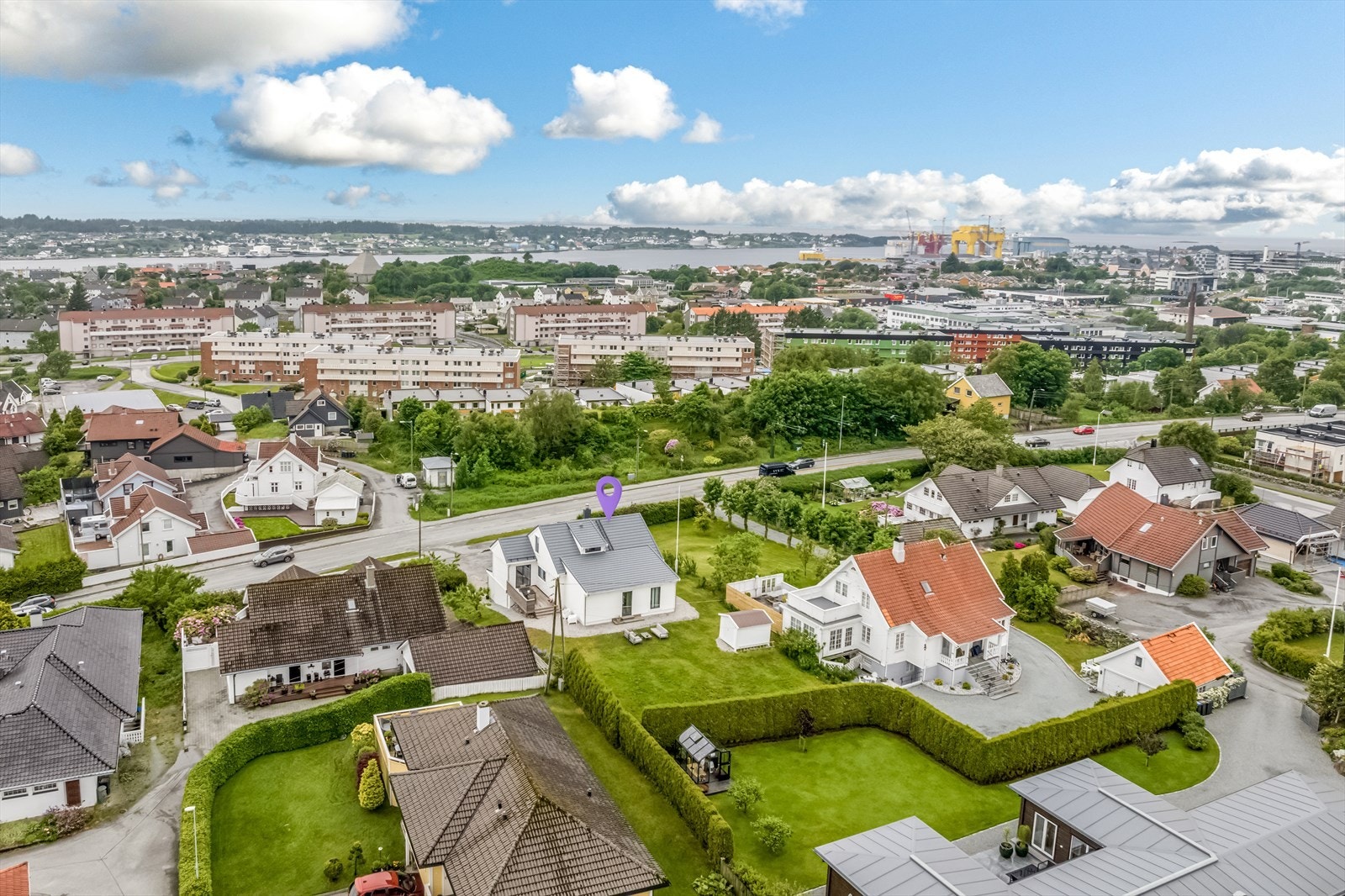 Det er nysådd og flat plen på baksida Galleribilde