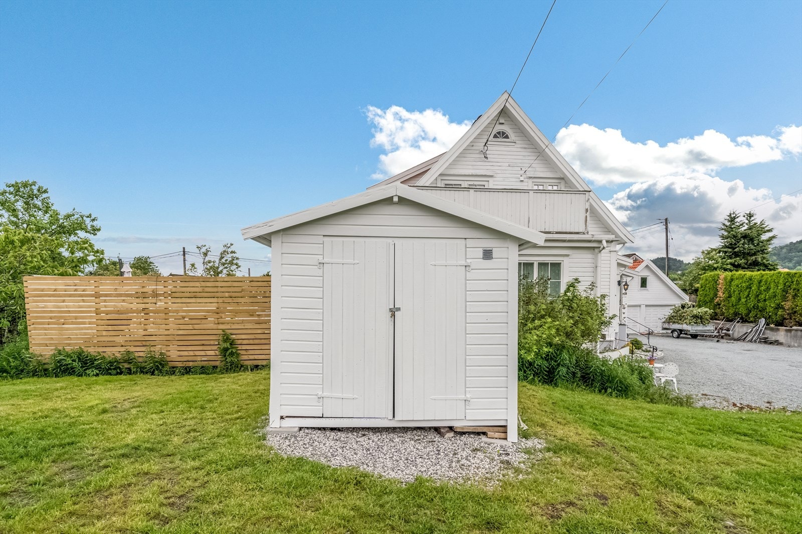 Frittstående enkel utebod for hagemøbler, plenklipper etc. Galleribilde