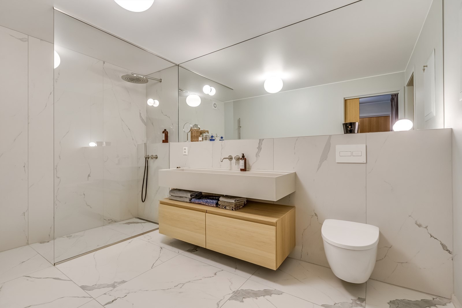 Bad med 90*90 fliser på gulv, stort speil med int. lys og romslig dusj med regnvannsdusj. Galleribilde