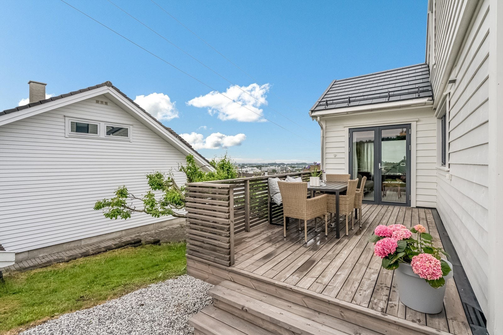 Treterrassen er lun og skjermet med ly mot nordavind og vestavind. Galleribilde