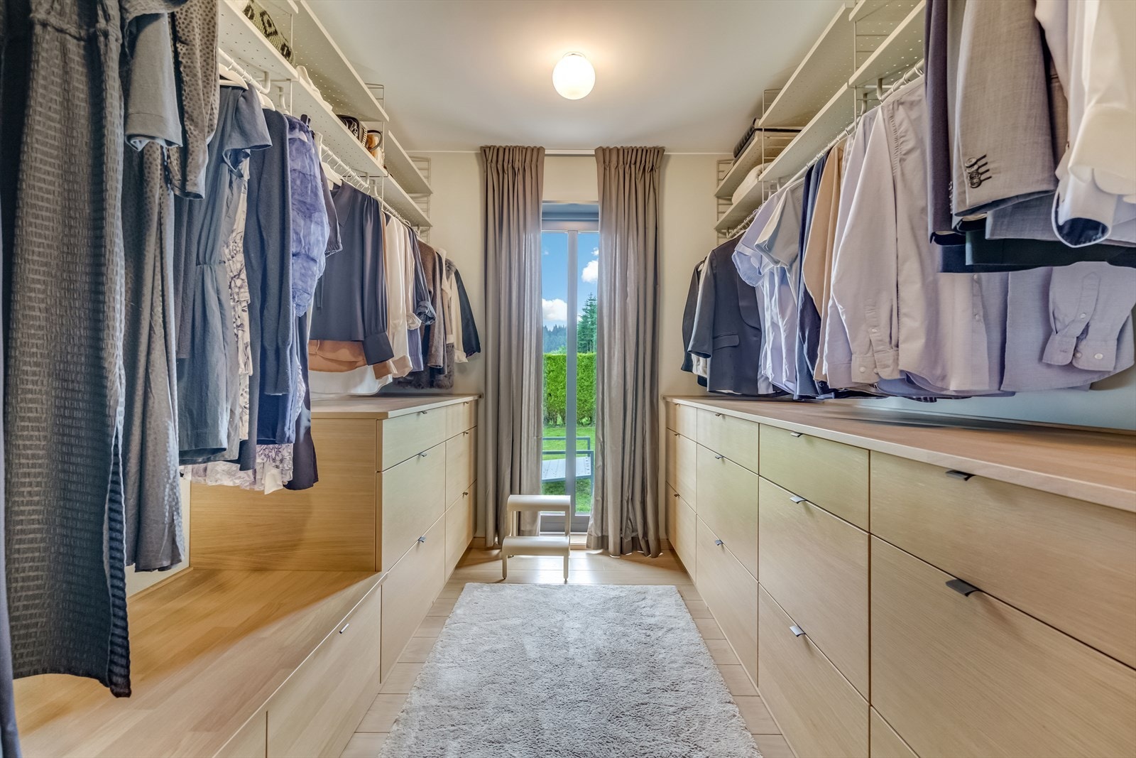 Garderoberommet har fin innredning uten fronter samt kommoder som medfølger. Utgang til hagen. Galleribilde