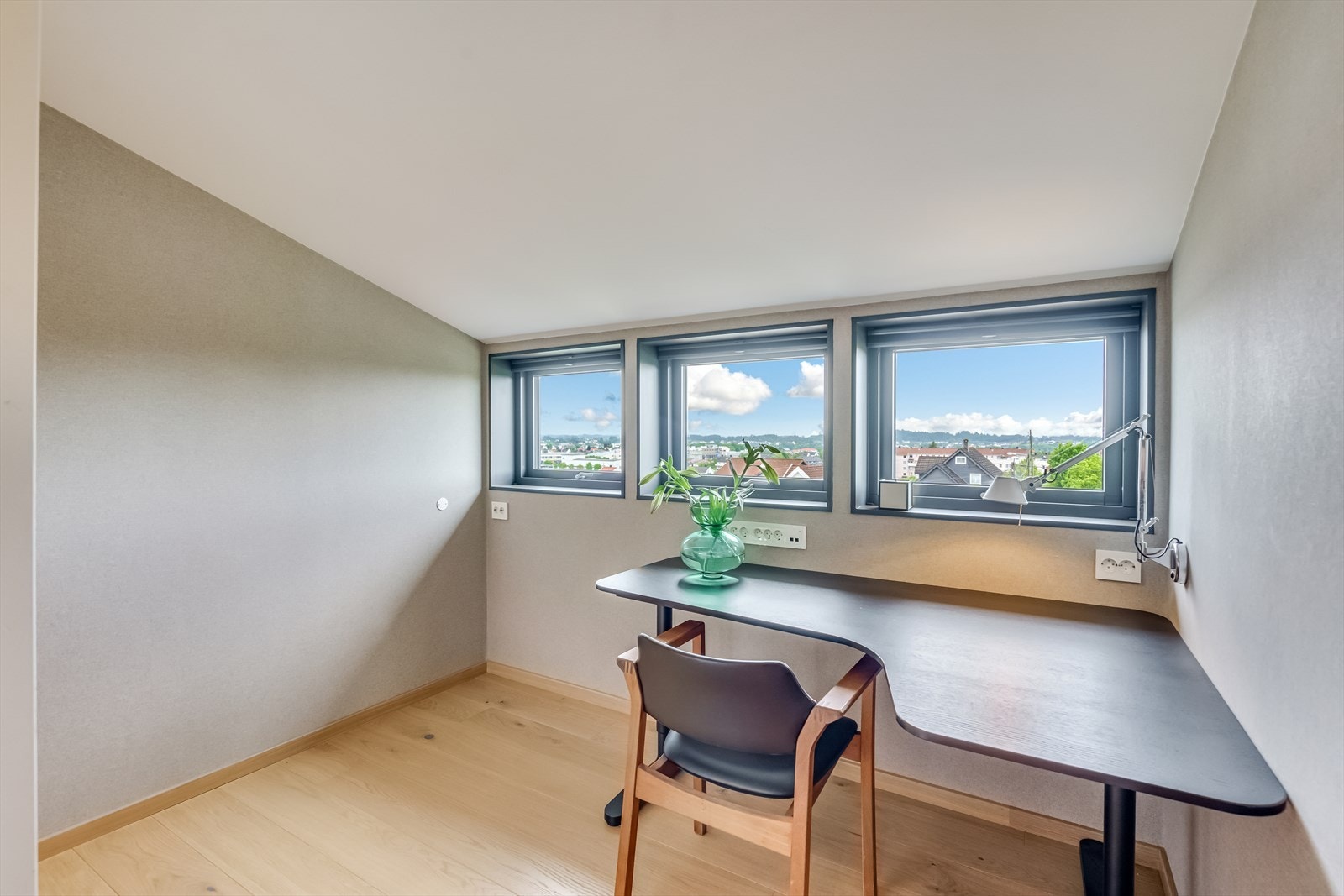 Loftstue med utsikt til Karmsund bro i sør og til havet i nord Galleribilde