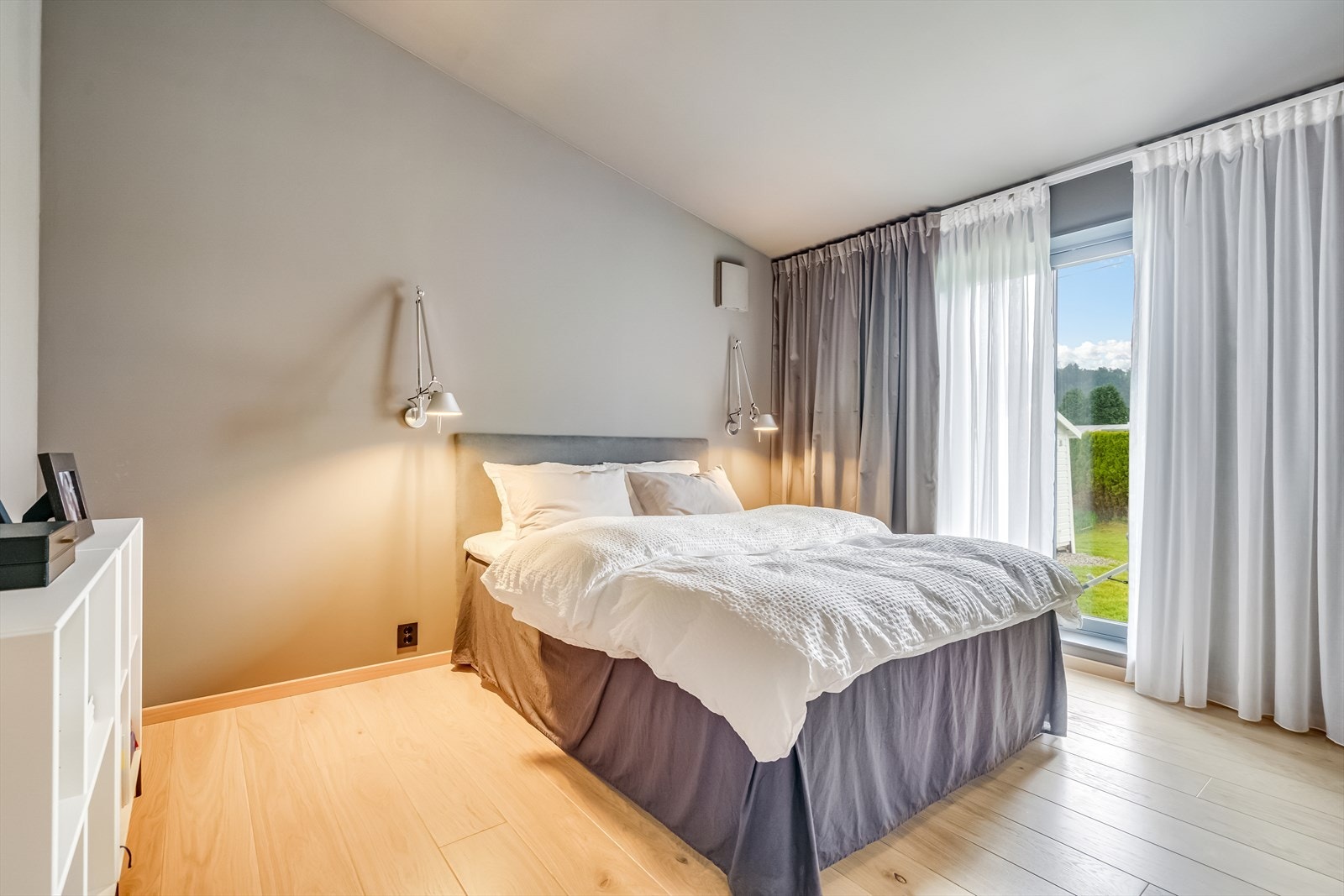 Soverom i hovedetasje ved bad og garderoberom. Galleribilde