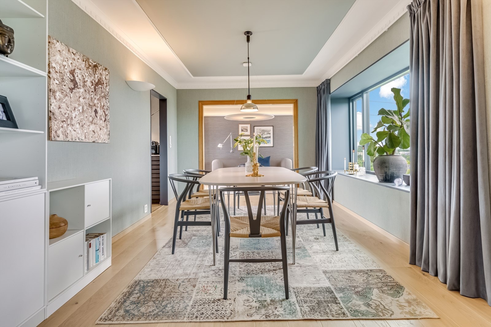 Spisestue med vedovn med glassfront og nydelig listverk. Galleribilde