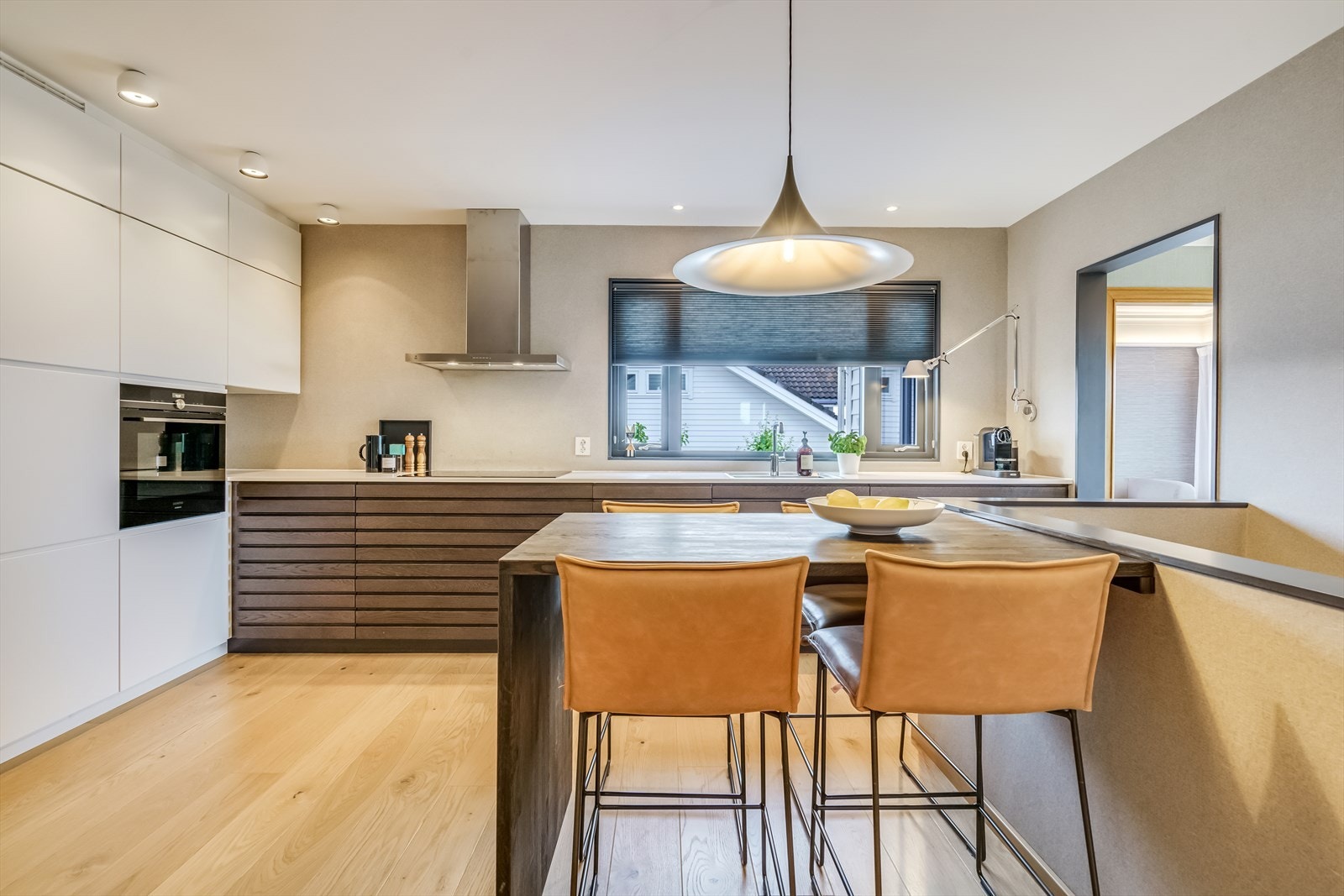 Kjøkkeninnredning fra Kvikk med lys benkeplate og flotte fastmonterte lamper/belysning. Galleribilde