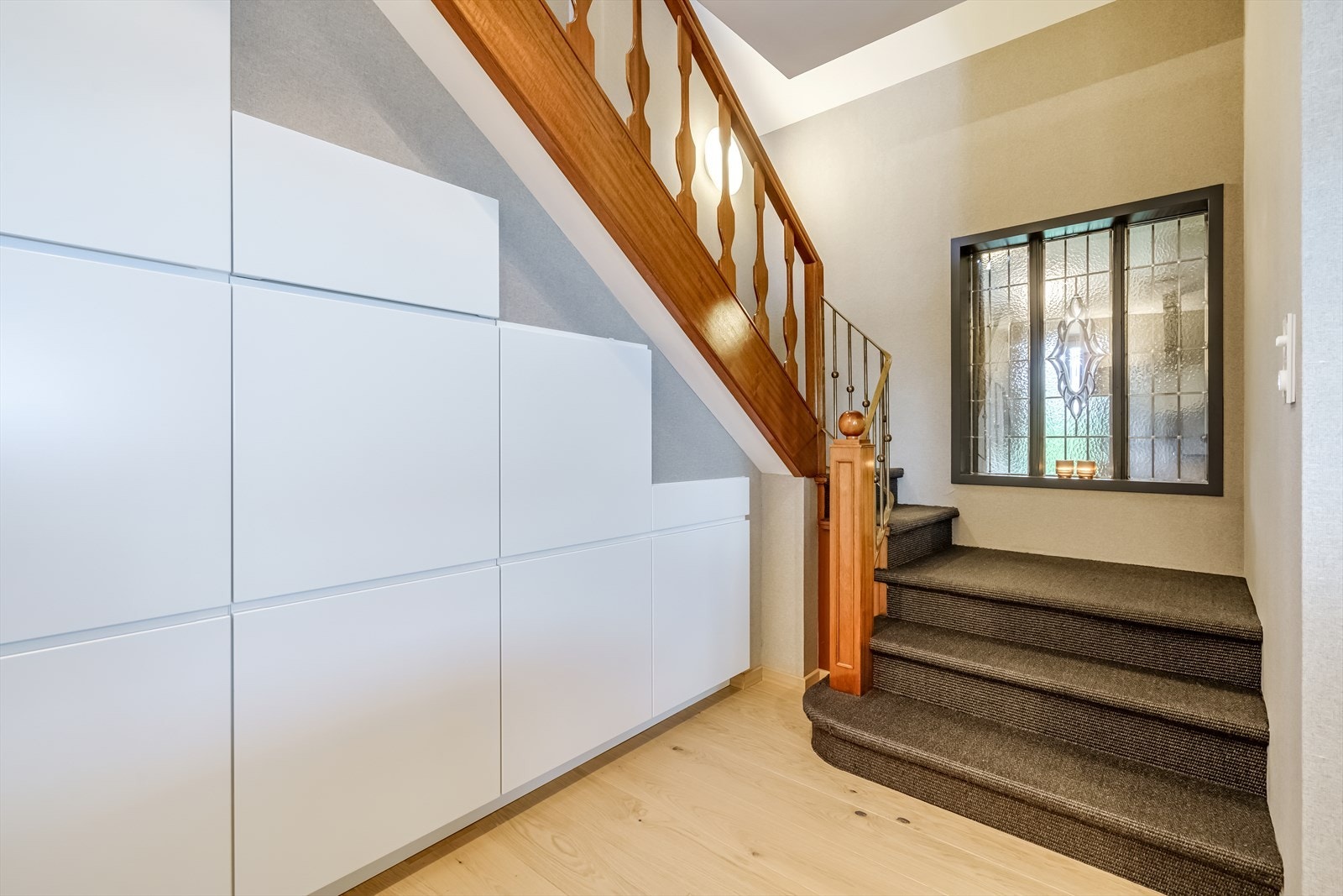 Trapp opp til loftstue med nydelig blyinnfattet vindu inn til garderoben (ikke gjennomsikt). Galleribilde