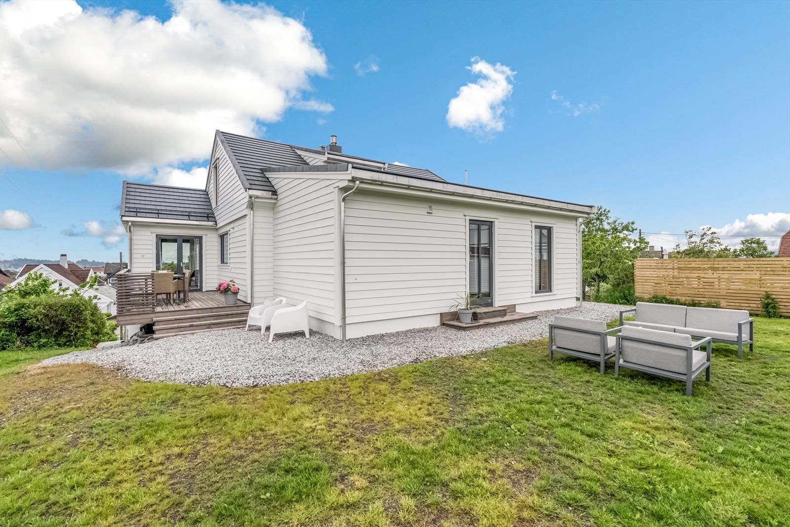 Sol hele dagen i hagen. Galleribilde