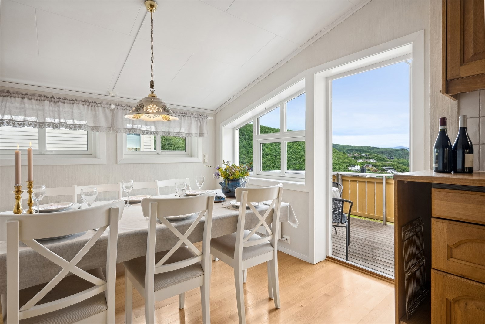 Fra spisestuen er det utgang til en koselig frokostbalkong med morgensol Galleribilde